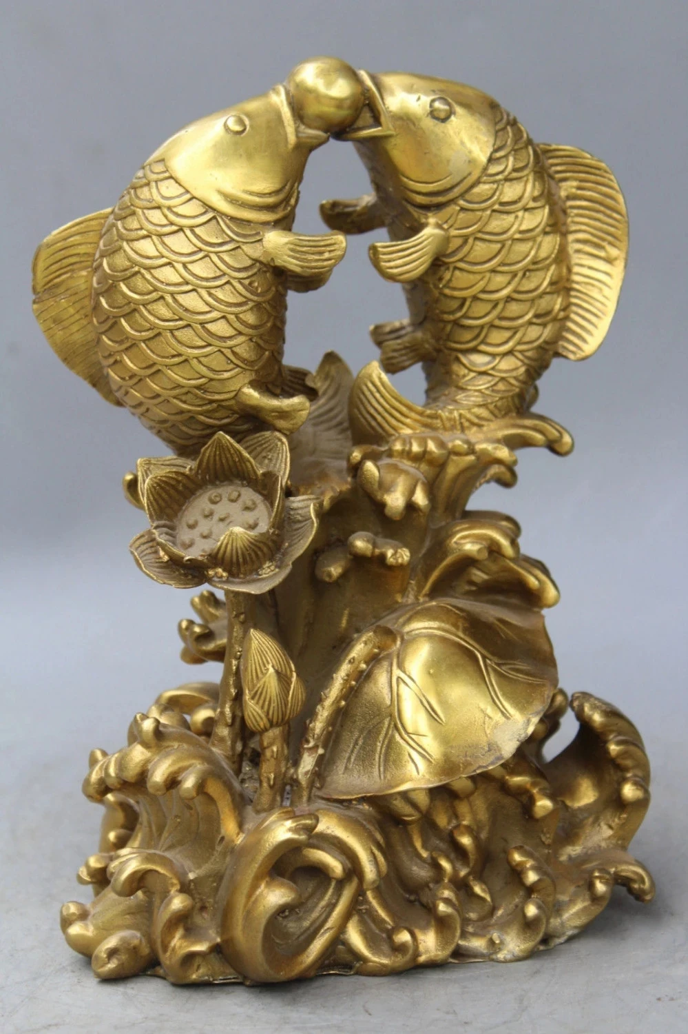 

Счастливый Китайский чистый латунный мяч для игры с двумя рыбками на благоприятном лотосе