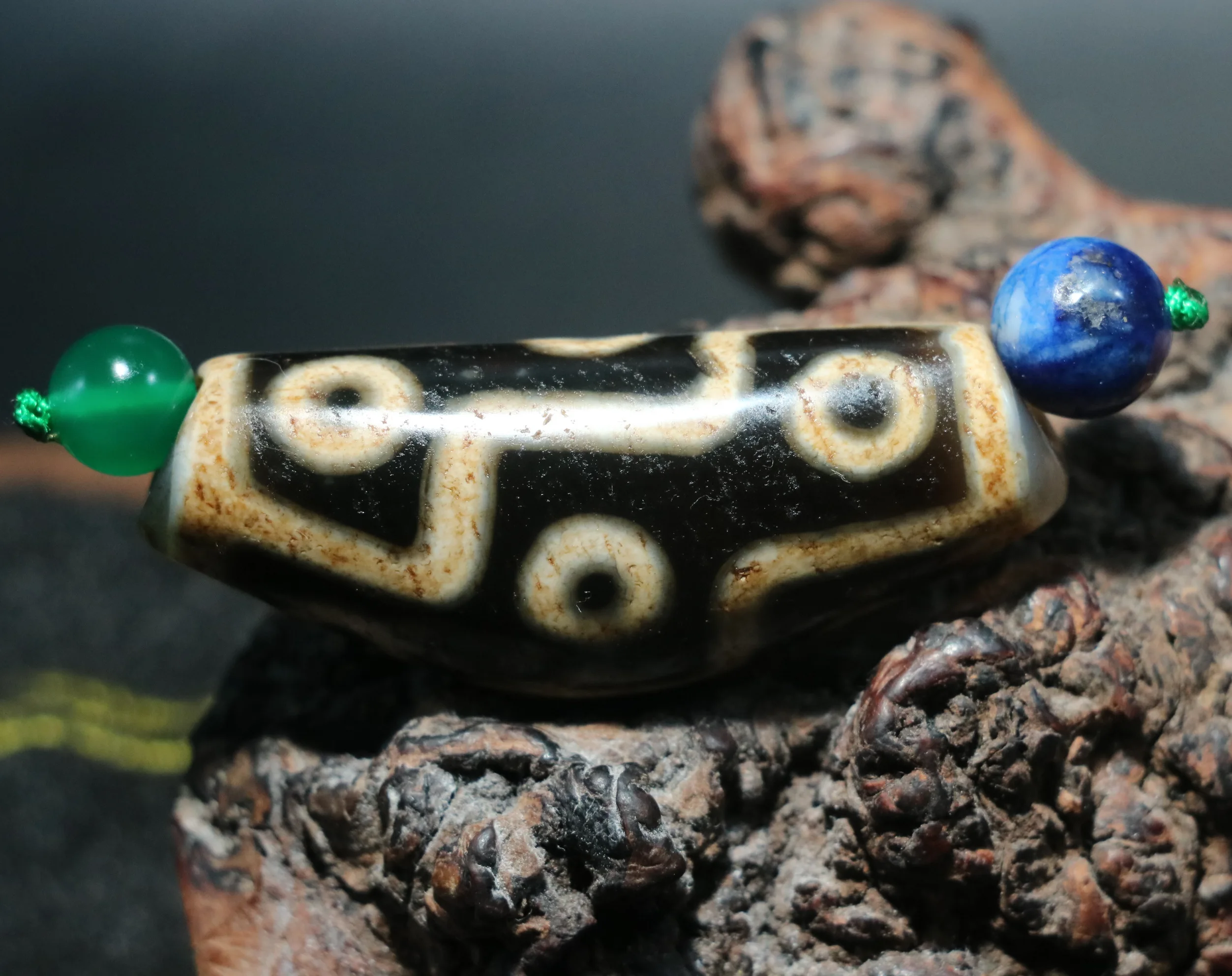 

UD070 Energy Tibetan old Agate Fold Line 9 Eyed Kingddom Ox Horn Shape dZi Bead Amulet Pendant AAA LKbrother Top Quality