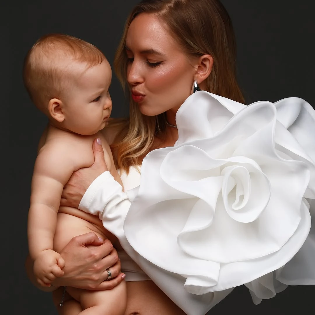 Robe de maternité en satin blanc avec grand motif floral pour femmes enceintes, confortables et élégantes, pour occasions spéciales de grossesse