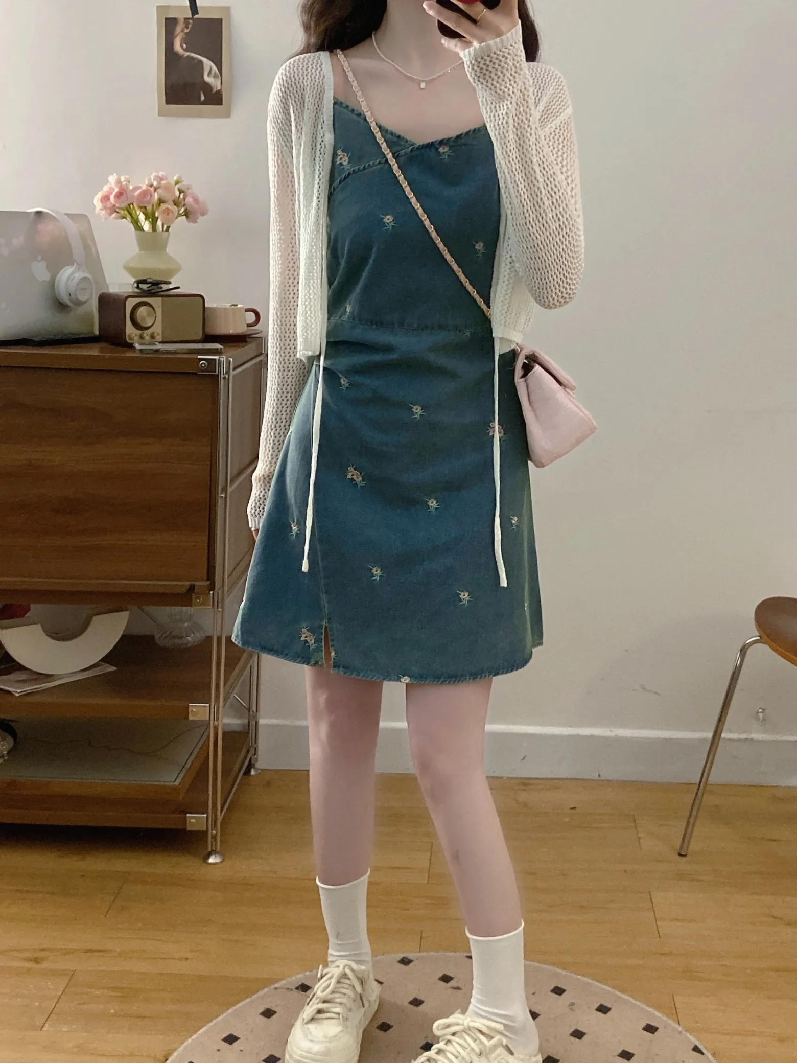 

Новый летний комплект для женщин больших размеров: джинсовый топ с вышивкой в стиле ретро и защитой от солнца, а также брюки с высокой талией для повседневной носки.