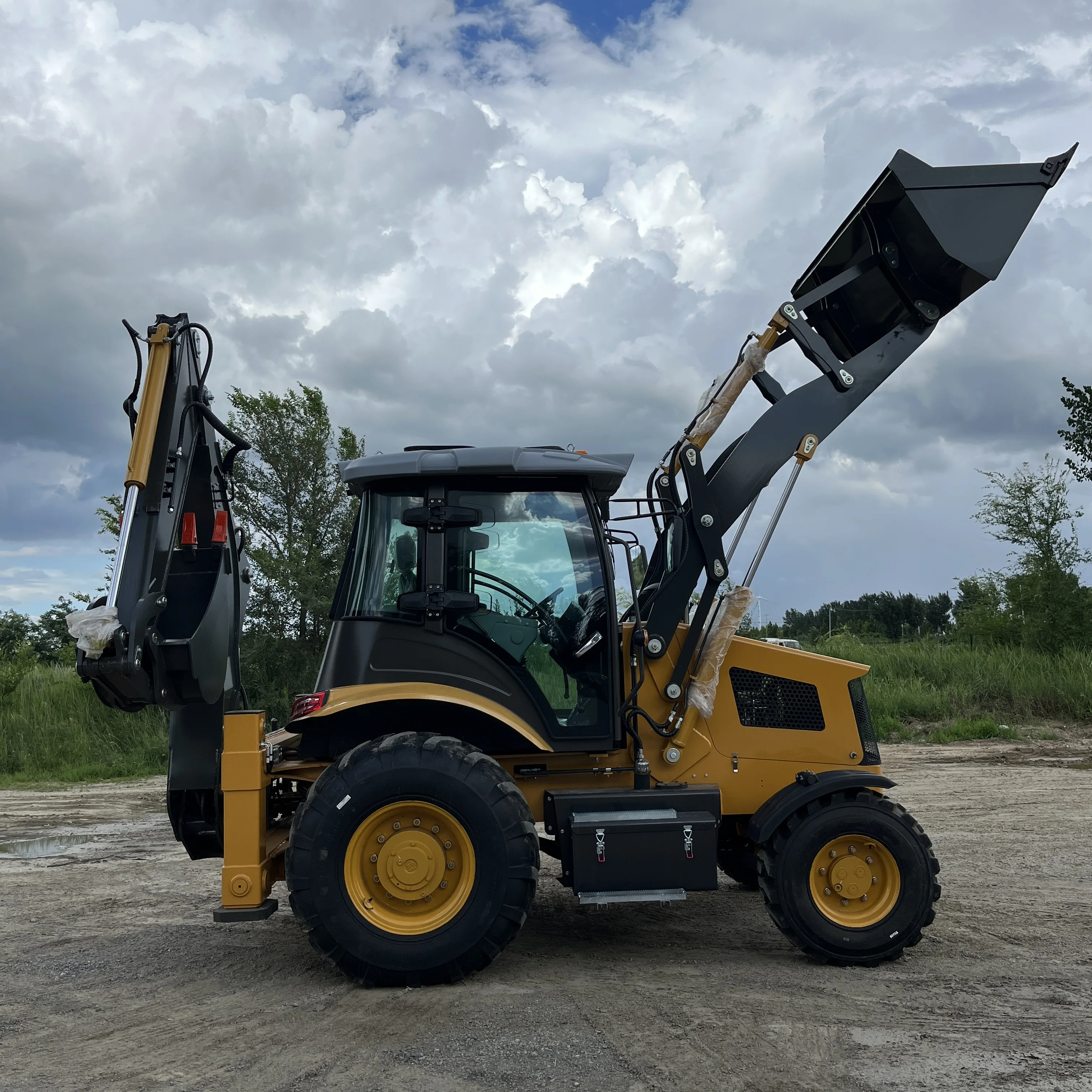 Backhoe Loader Produsen Cina Front Loader 4X4 Traktor pertanian Wheel Loader Mesin diesel Cummins Penggali yang Dapat Disesuaikan