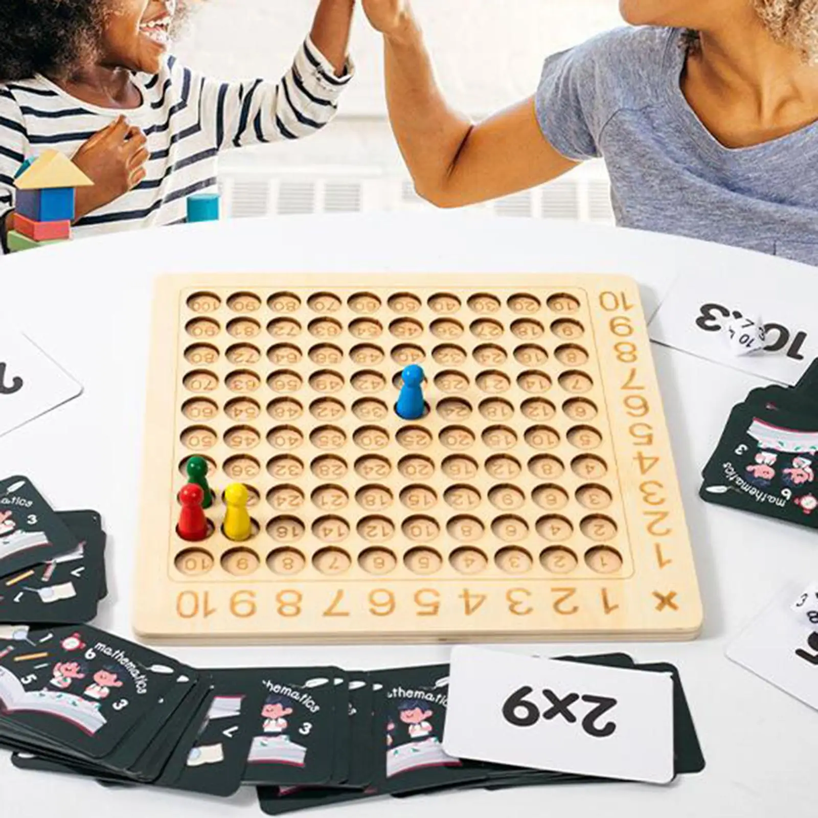 Jeu de société de mathématiques pour filles et garçons, 99 tables de multiplication