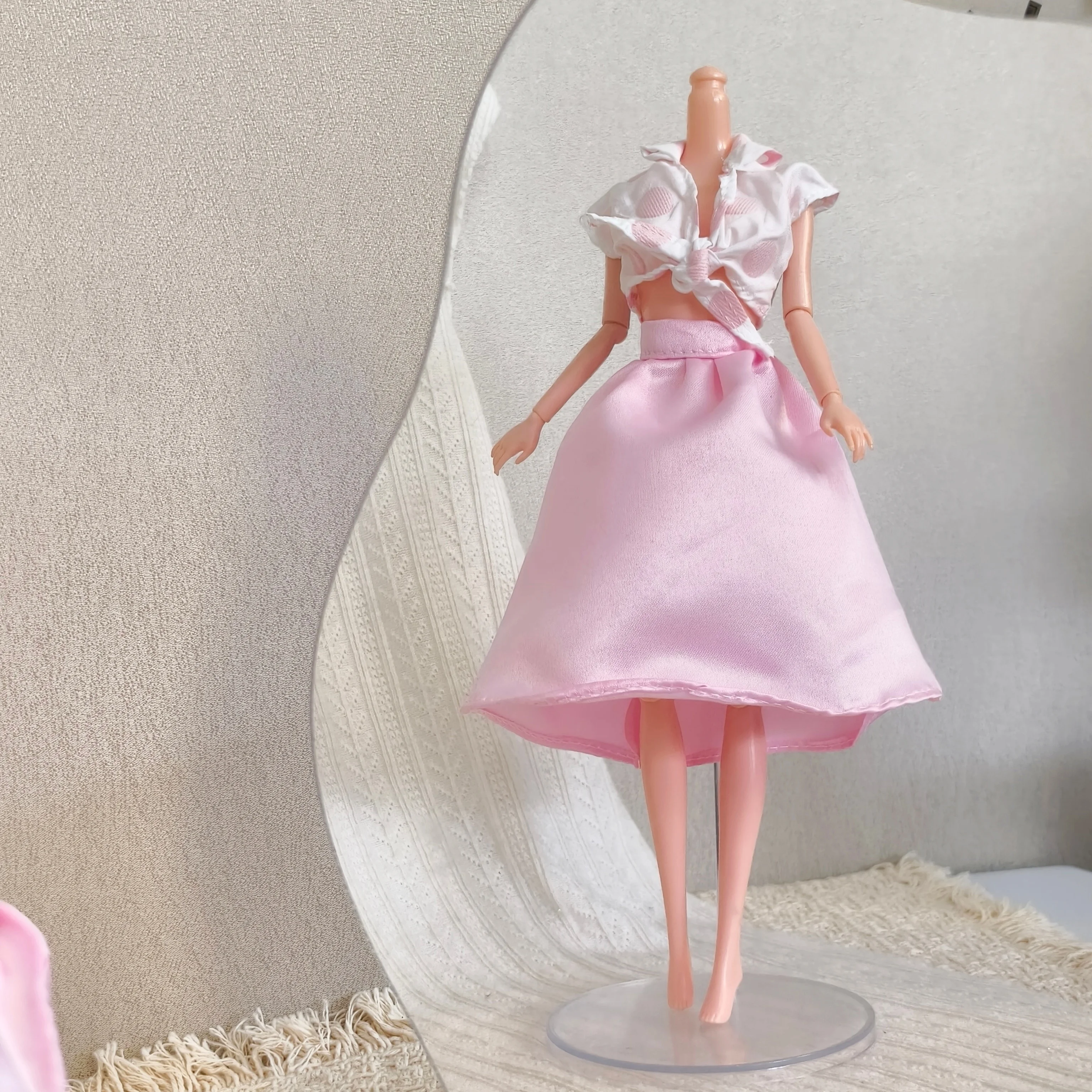 약 30cm/11.5인치 크기의 소녀 인형에 적합한 이 봄철 물방울 무늬 셔츠와 우산 스커트 세트는 여성스러운 매력을 발산합니다. 썸네일 4