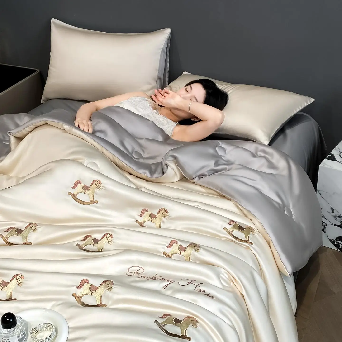 

Simple Ice Silk Washable Summer Quilt Set Four-Piece Lightweight Luxury Cooling Quilt Bedding for Summer Machine Washable