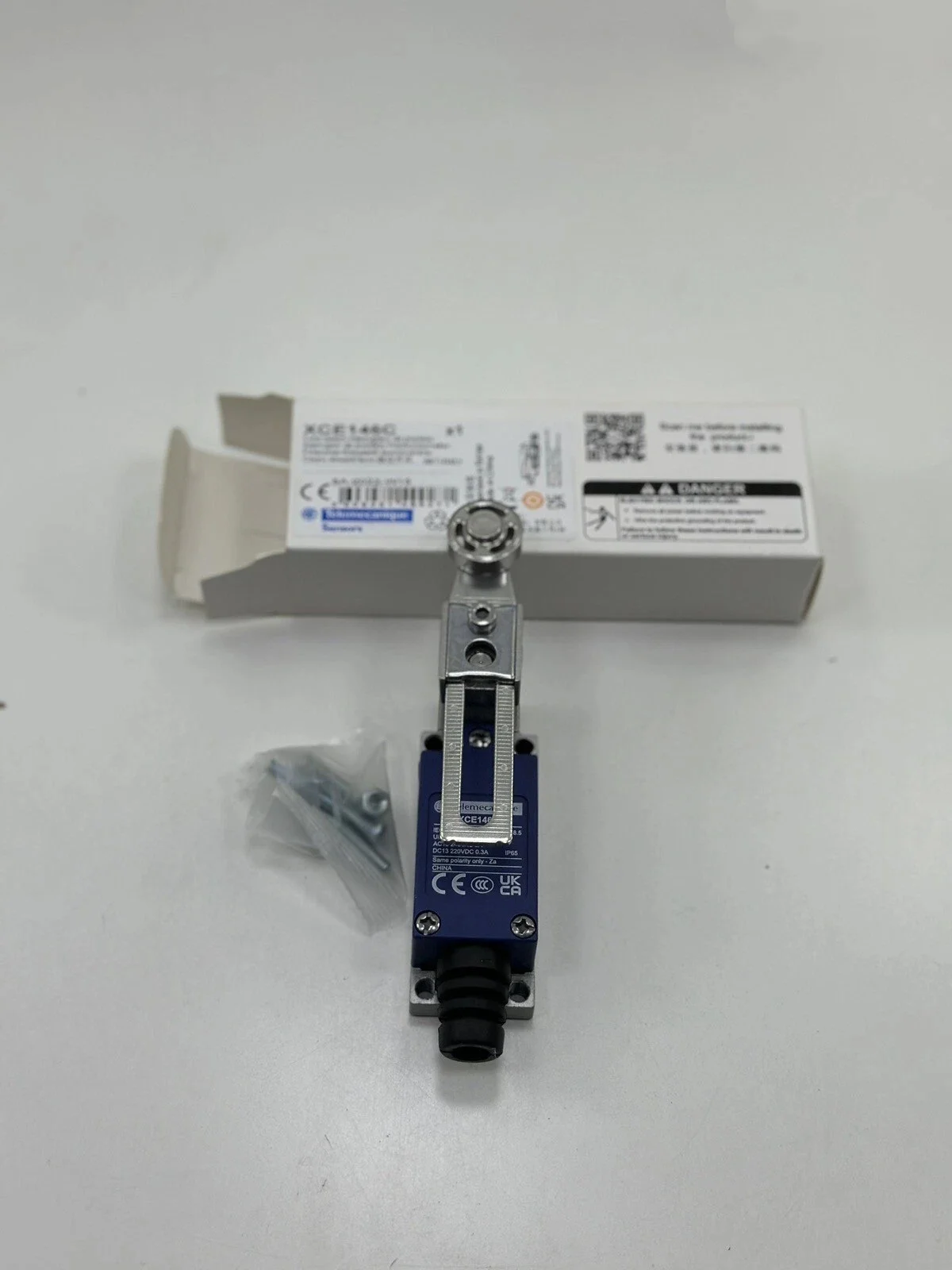 

XCE146 XCE146C Variable length steel roller lever