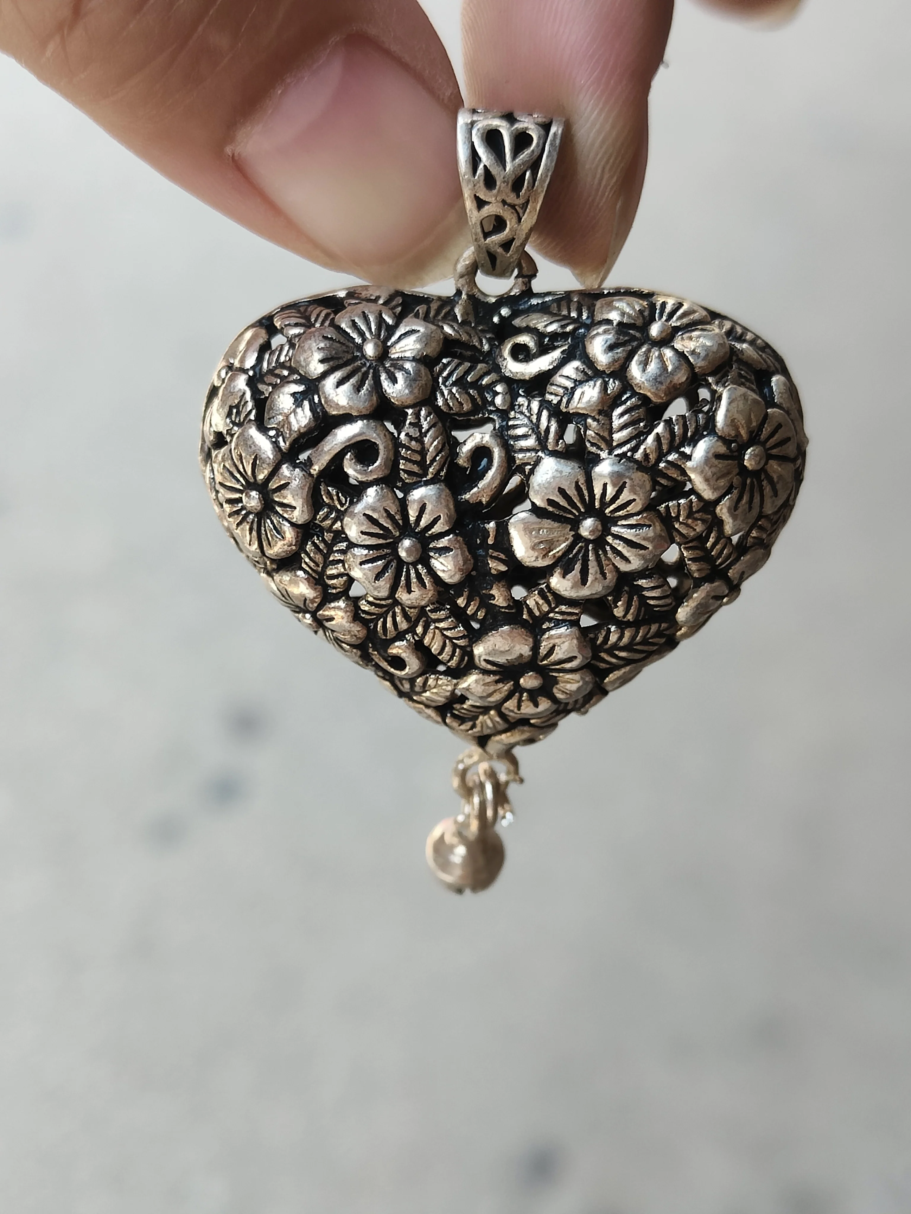 China Tibetan silver national style retro three-dimensional double-sided carved peach heart pendant