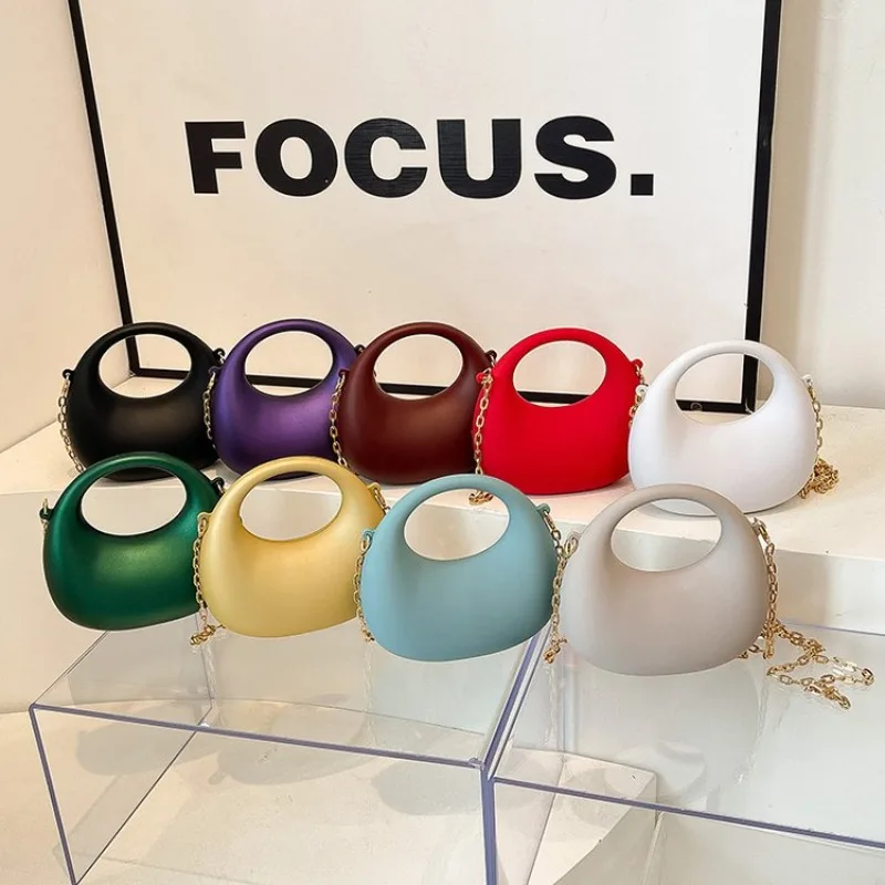 

Оригинальная дизайнерская сумка-кроссбоди из текстурированной кожи с изысканными деталями, также предназначенная в качестве женской сумки для поездок на работу или сумки для подгузников.