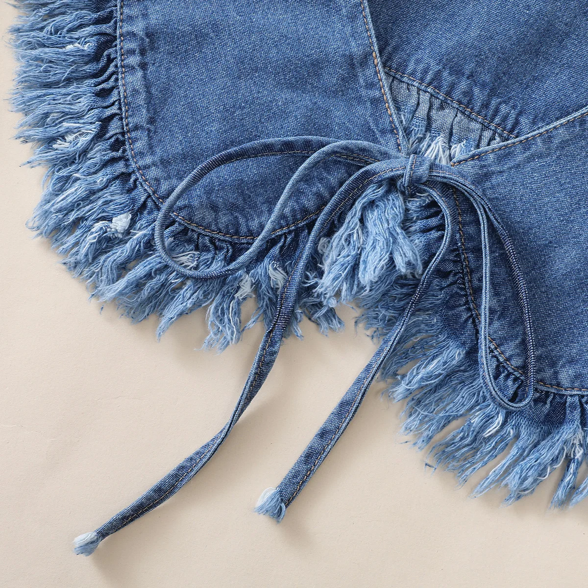 Schalkragen aus gewaschenem Denim für Damen mit plissierter Spitze und modischem Fake-Kragen – Detail 7