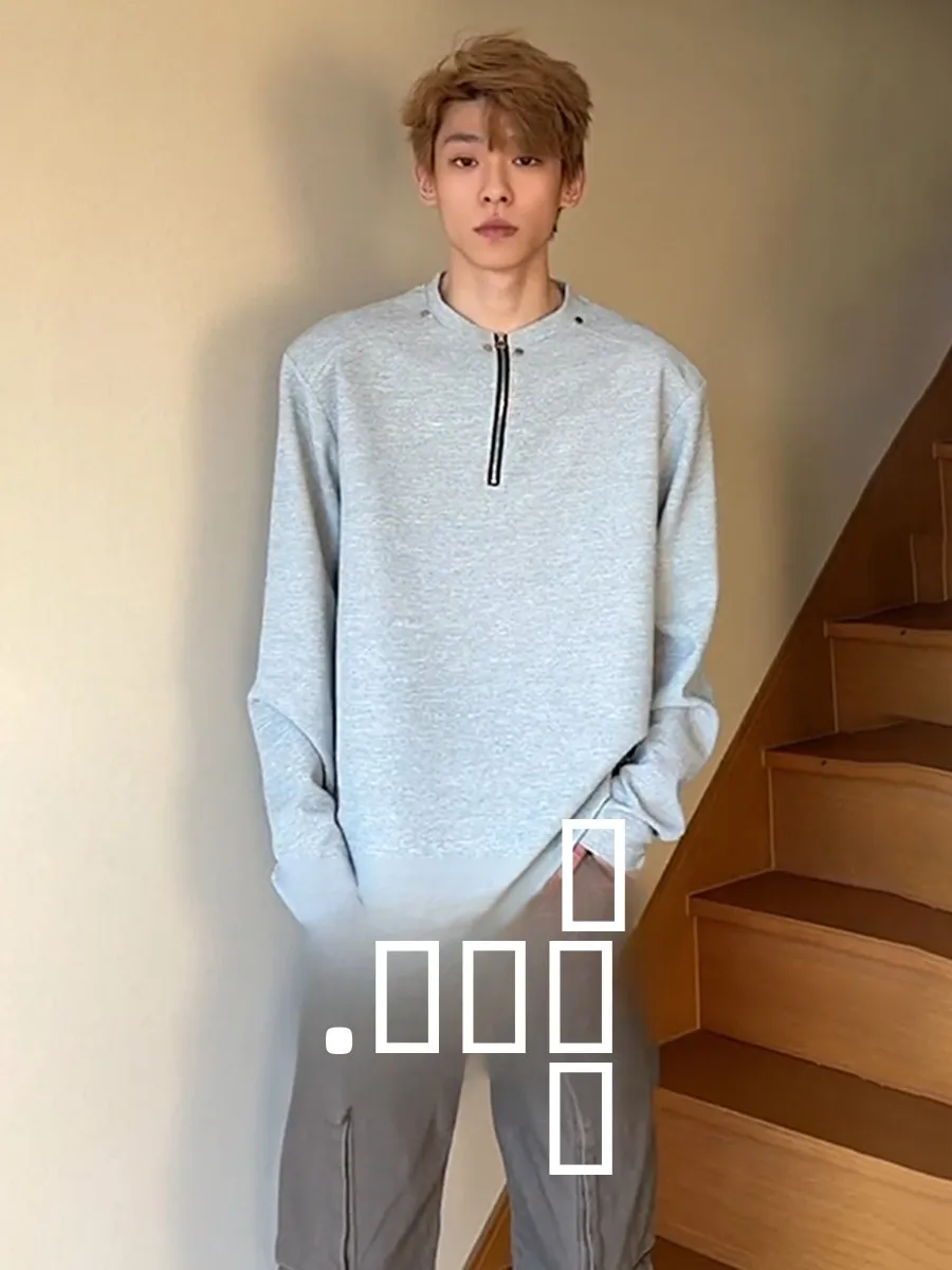 Hoodie Cinza com Ombros Almofadados para Homens, Estilo High Street de Primavera e Outono, Camiseta de Manga Longa com Detalhe de Botão no Colarinho H