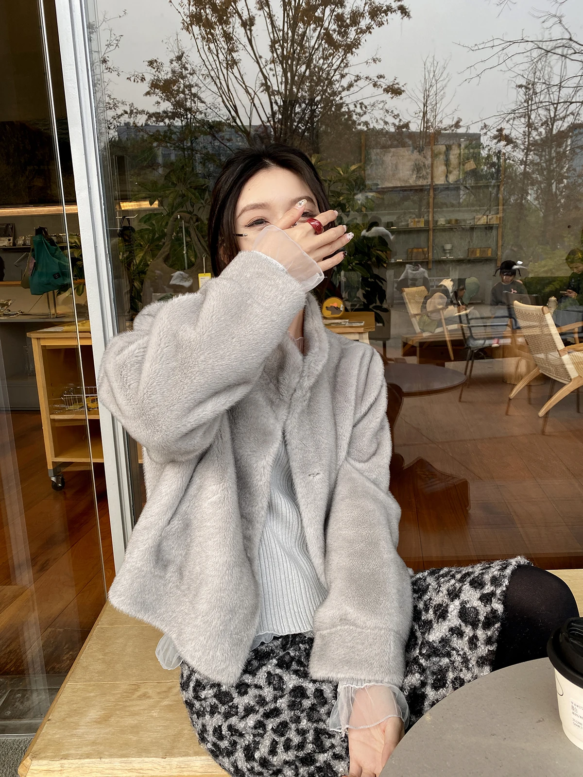 

Экологичная женская универсальная короткая куртка из искусственного меха в корейском стиле, зимнее пальто с теплой плюшевой подкладкой, имитирующей кожу и шерсть.