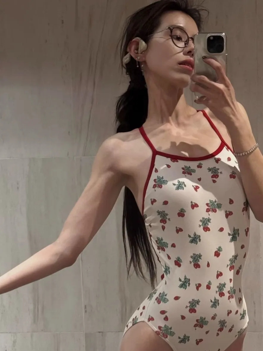 

Купальник-монокини для женщин с клубничным принтом, для плавания и фитнеса, моделирующий фигуру, новая модель 2025 года