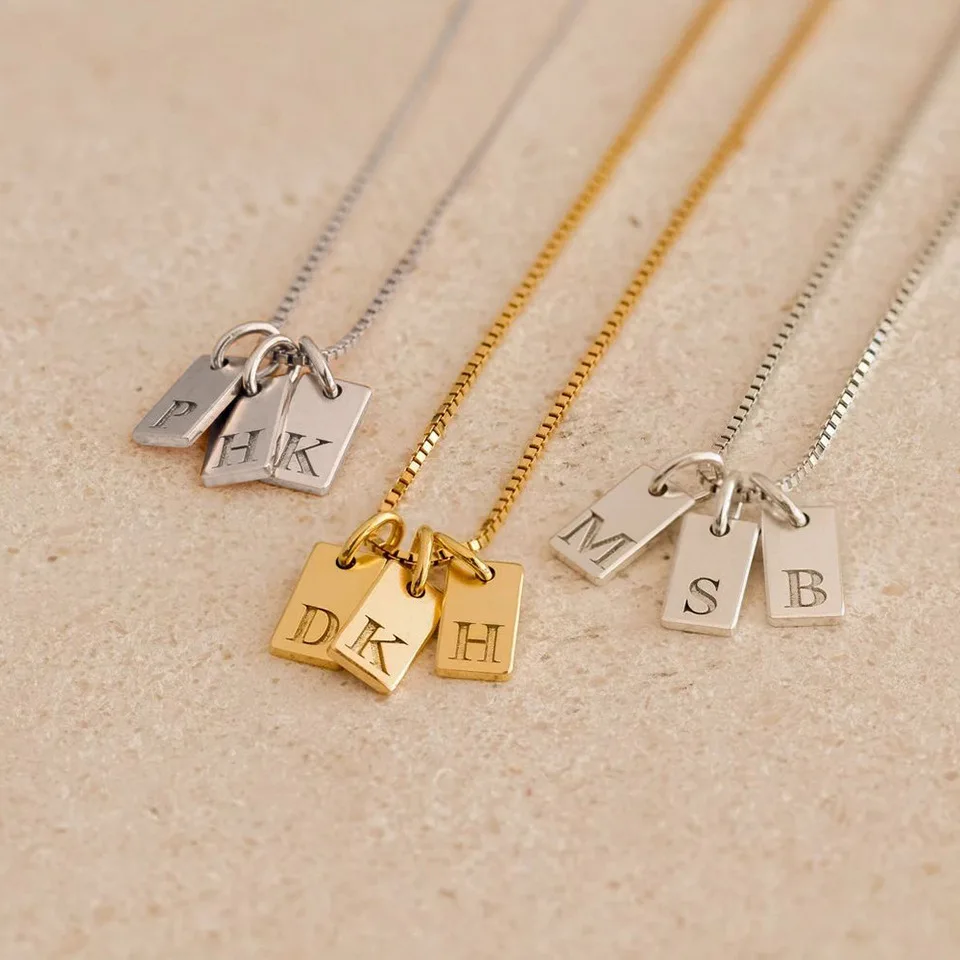 CARLIDANA Minimalistischer Buchstabe Initial Schmuck Damen Edelstahl vergoldet Rechteck Silber Farbe Alphabet Anhänger Charm – Detail 2