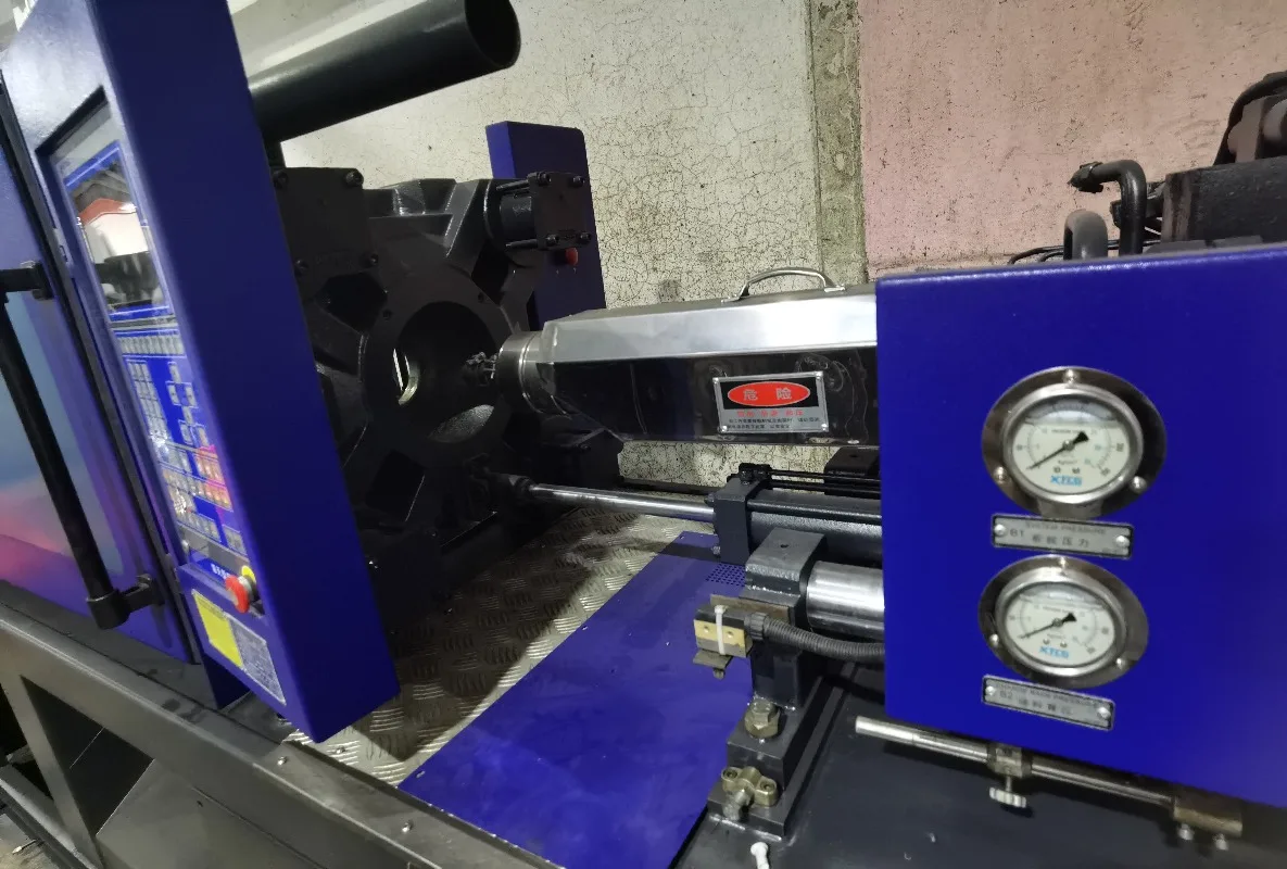 120 Ton Heavy Duty Plastic Injection Molding Machine for Plastic Barrel Production Industrial Molding Equipment Custom