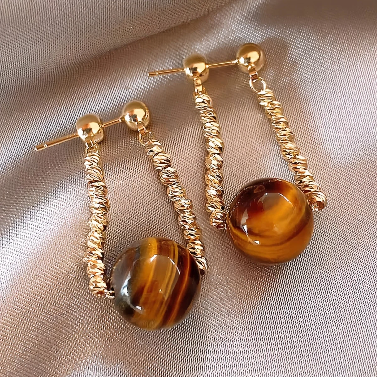 

Пара винтажных элегантных минималистичных серег из натурального камня тигрового глаза для женщин, подходят для праздников, дней рождения, свиданий, вечеринок.