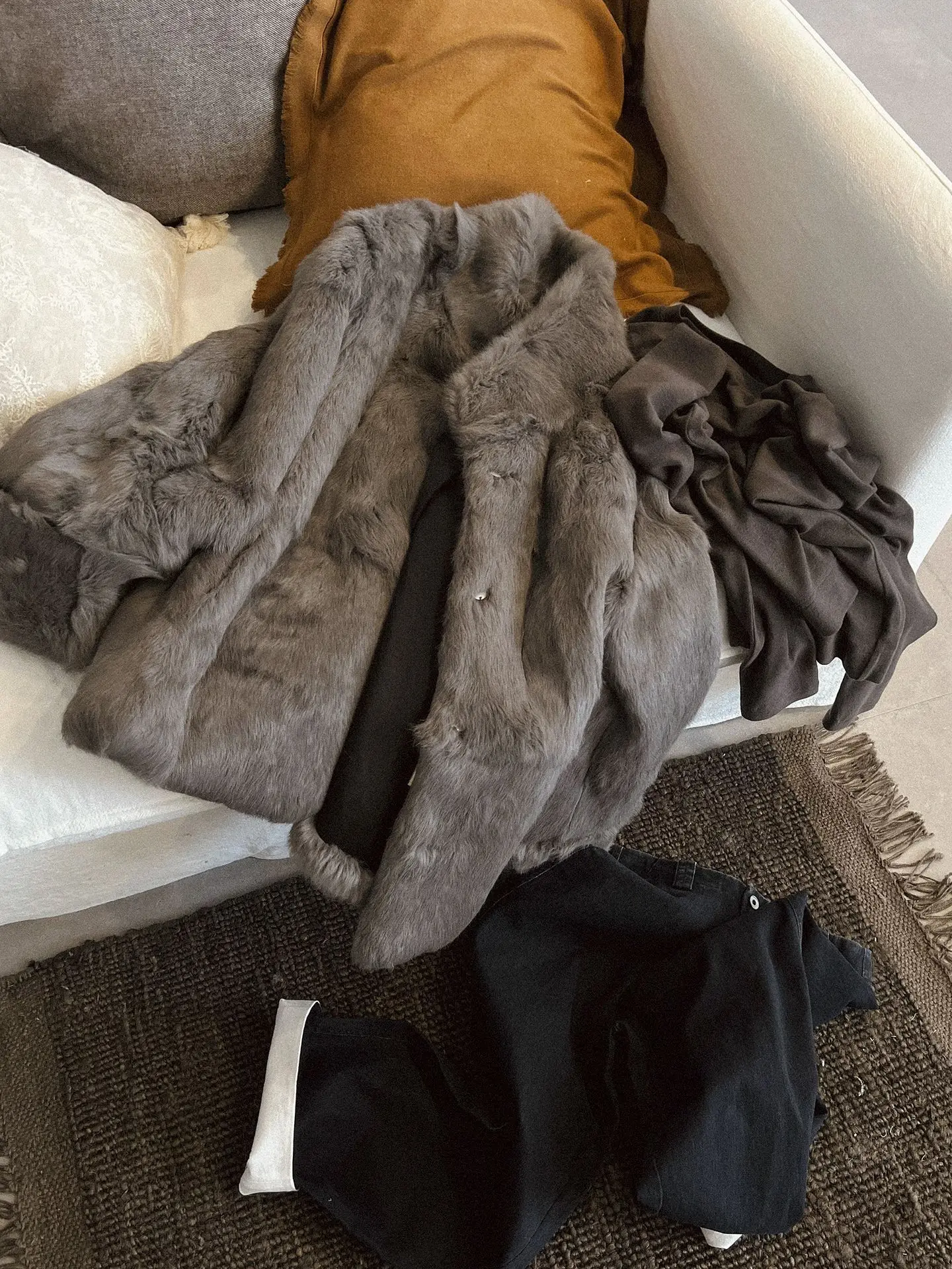 Pelliccia di coniglio dalla struttura semplice, consistenza morbida e brillante, cappotto da donna dal design a maniche lunghe