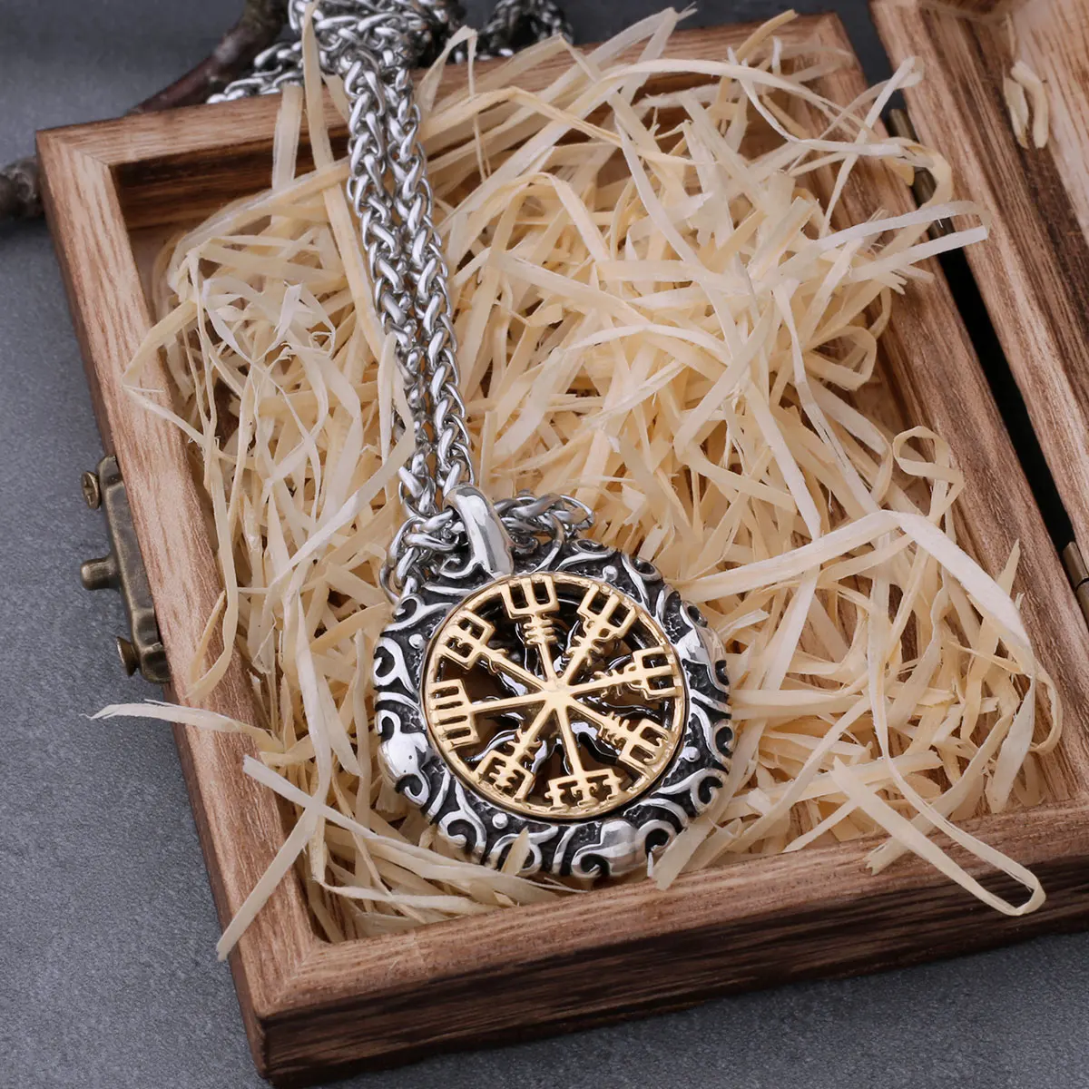 Stainless Steel Viking Road Sign Compass Necklace Men and Women Odin Rune Fashion Charm Hollow Pendant Jewelry Gift