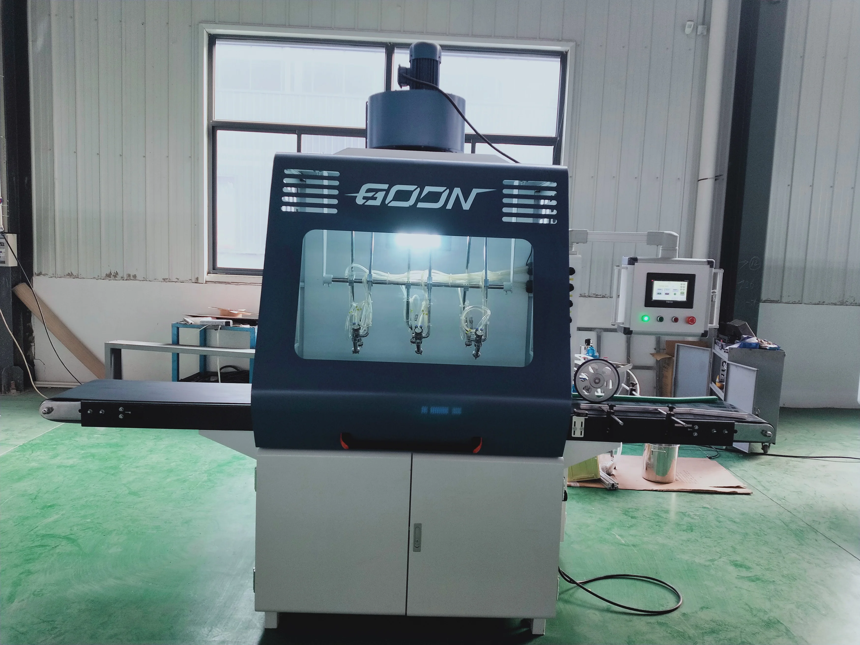 Macchine automatiche per verniciatura a spruzzo per porte di armadi Macchine per la lavorazione del legno