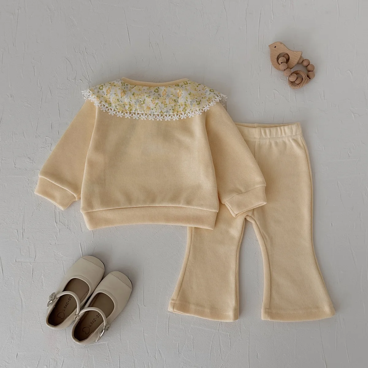 Ins-Style Kleinkind-Mädchen-Set mit gerippten Schlaghosen in Buttergelb, Blumen-Spitze und Peter-Pan-Kragen, Baby-Frühlingsoutfit – Detail 2