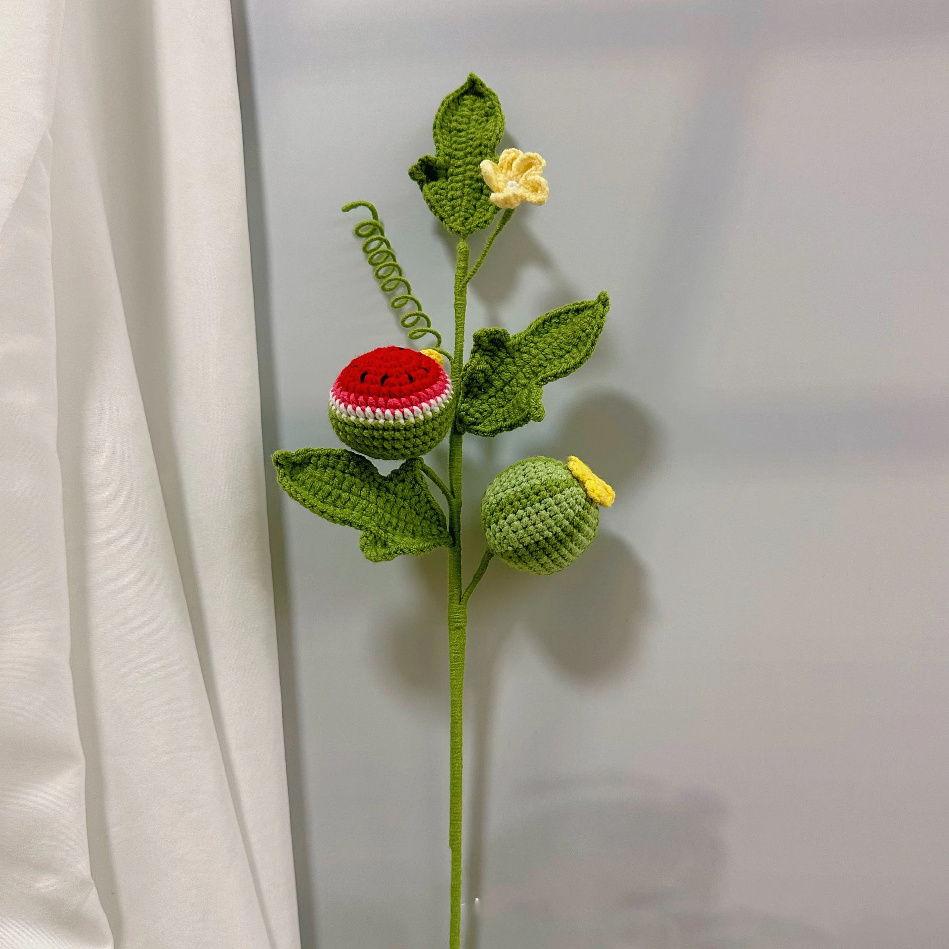 Kreative Strickarbeit: Fertige handgewebte Pflanzen- und Blumenzweige, gehäkelte Früchte, Raumdekoration, Geschenk – Detail 5