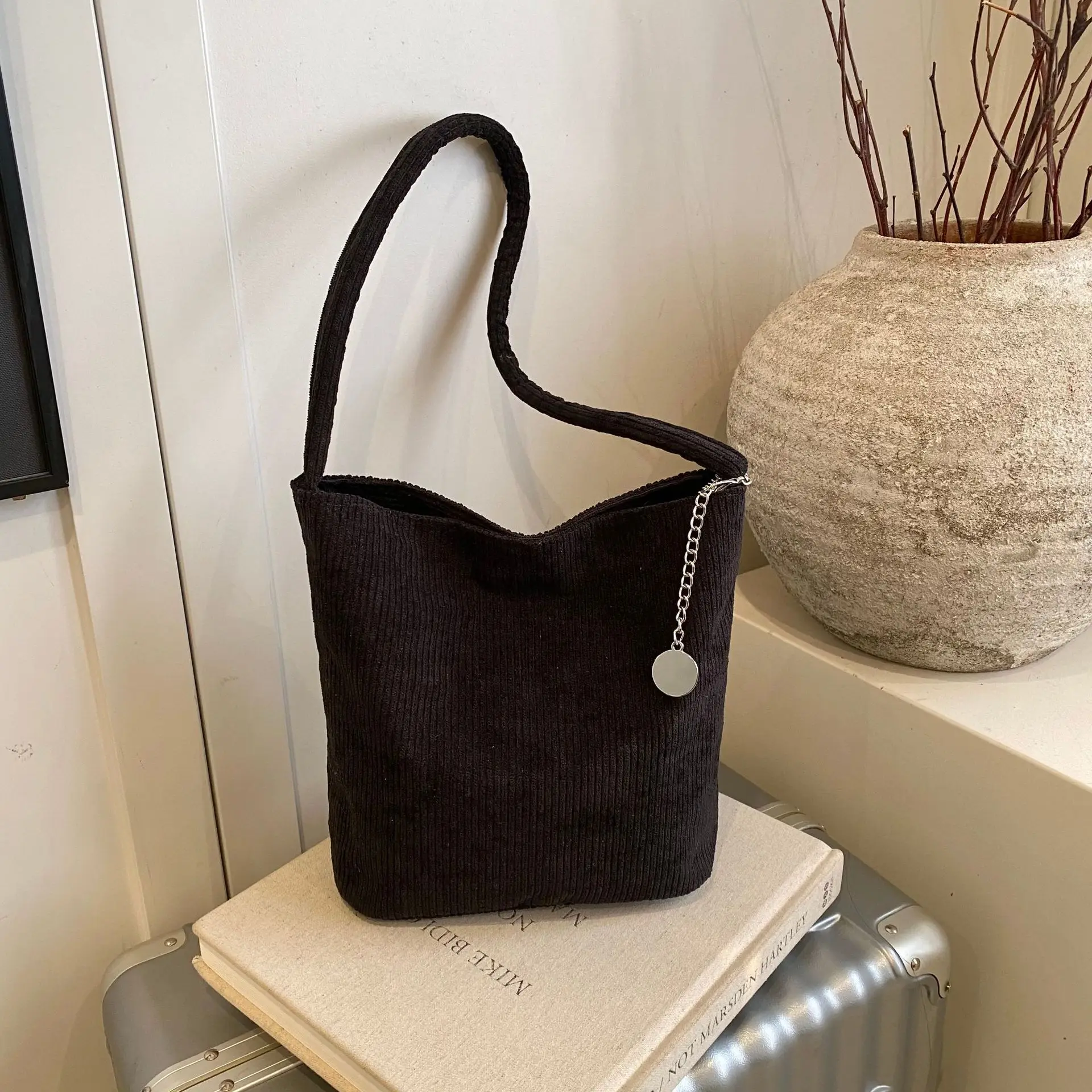 

2025 A/W Niche Vintage Womens Underarm Bag, Genuine Leather Large Capacity Multi-way Shoulder Crossbody Purse, Retro Chic Tote