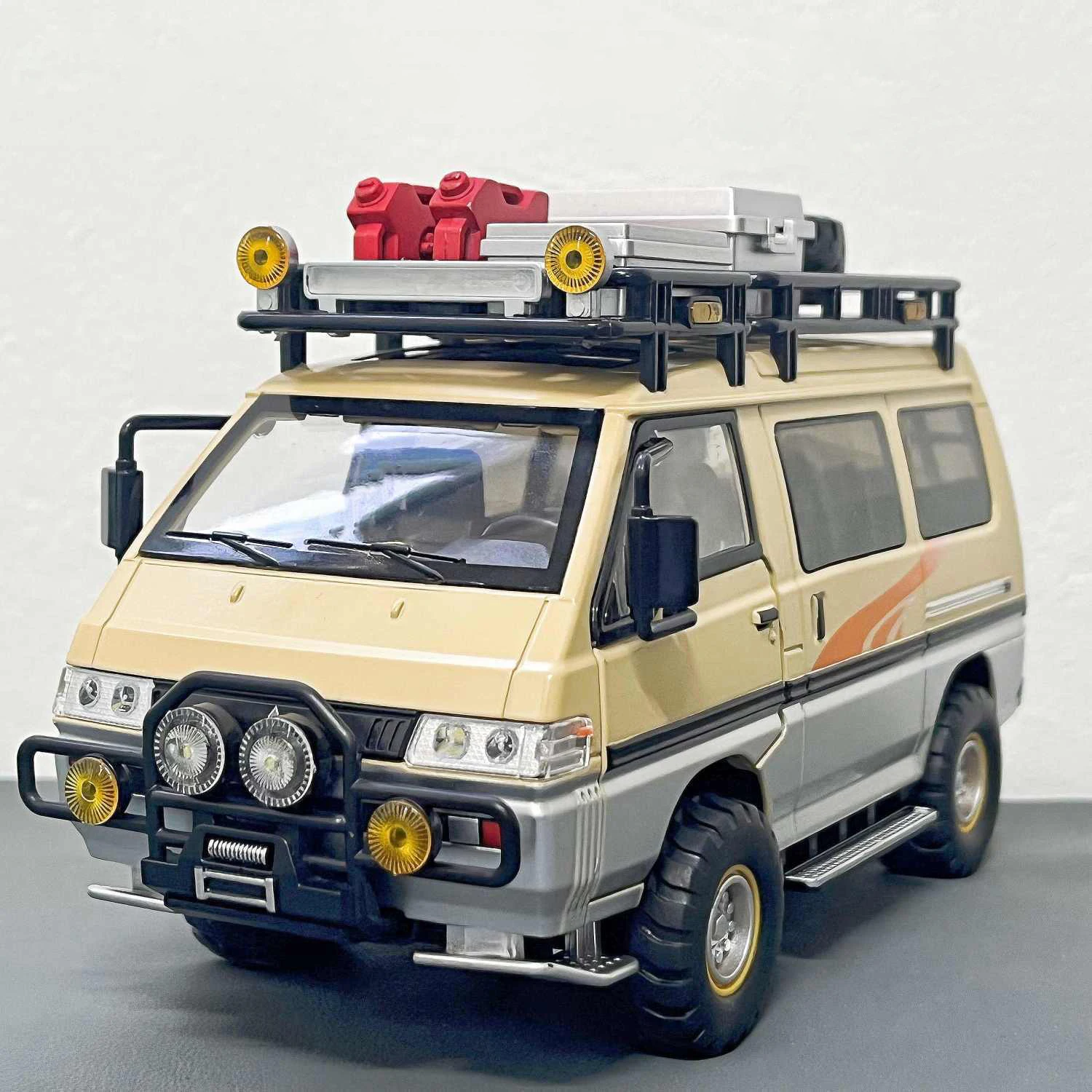 1:24 Mitsubishi Delica Mini Off Road VAN RV Alloy Car Model Sound and Light Children's Toy Collectibles Birthday gift