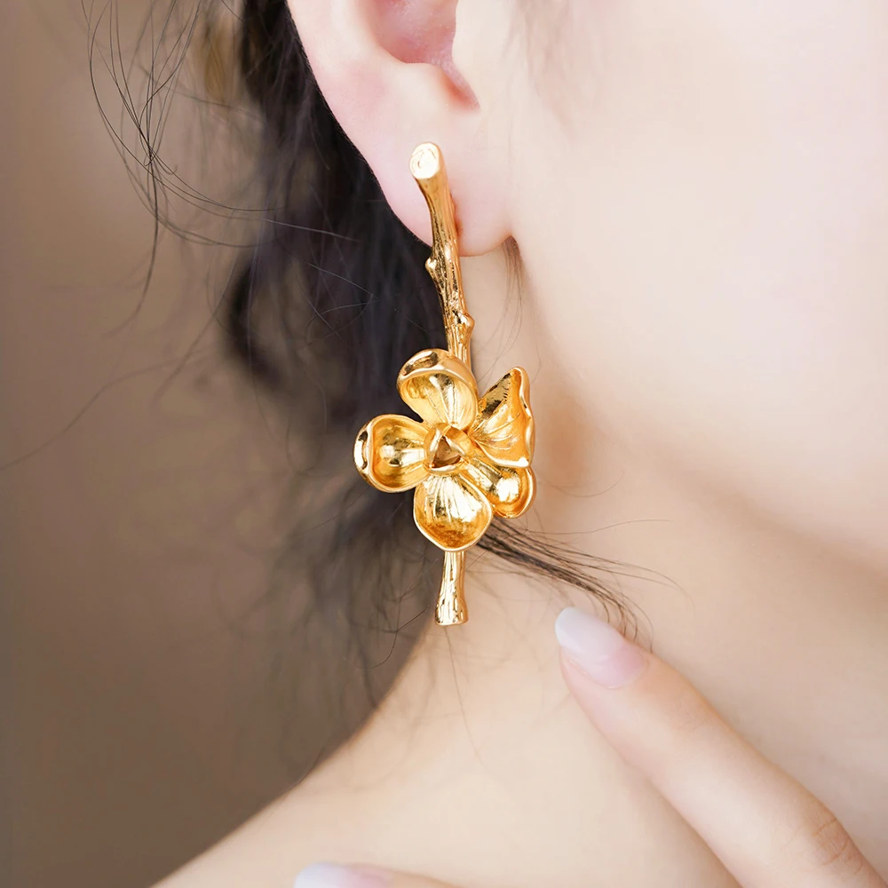 

2024 New In Trending Flower Dangle Rose Earrings For Women Gold Plated Zinc Alloy Anti Allergy Pins Jewelry Korean Style