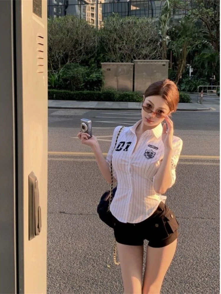 

Женская летняя полосатая рубашка-поло с коротким рукавом, новый легкий и элегантный стиль, приталенный крой, стильный дизайн, топ, подчеркивающий темперамент.