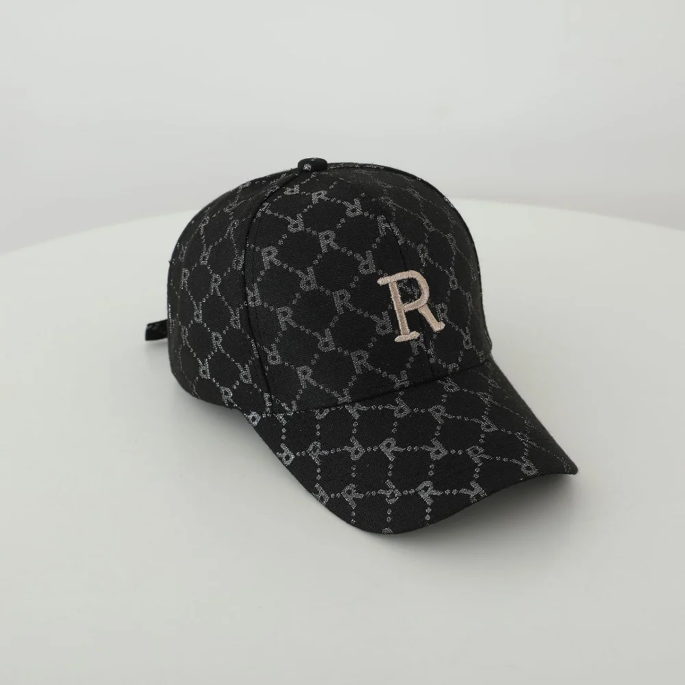 Luxury-retro style with heavy diamond patterns. R dark patterned embroidered baseball cap in 4 colors for versatile daily wear.