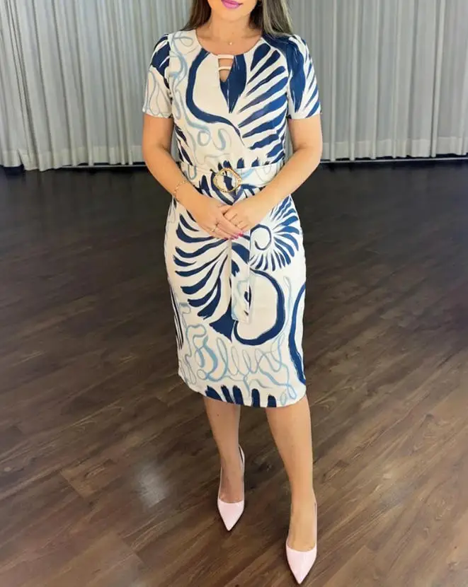 

Женское летнее платье: модный стиль, абстрактный принт, круглый вырез, вырез на талии, облегающее бедра