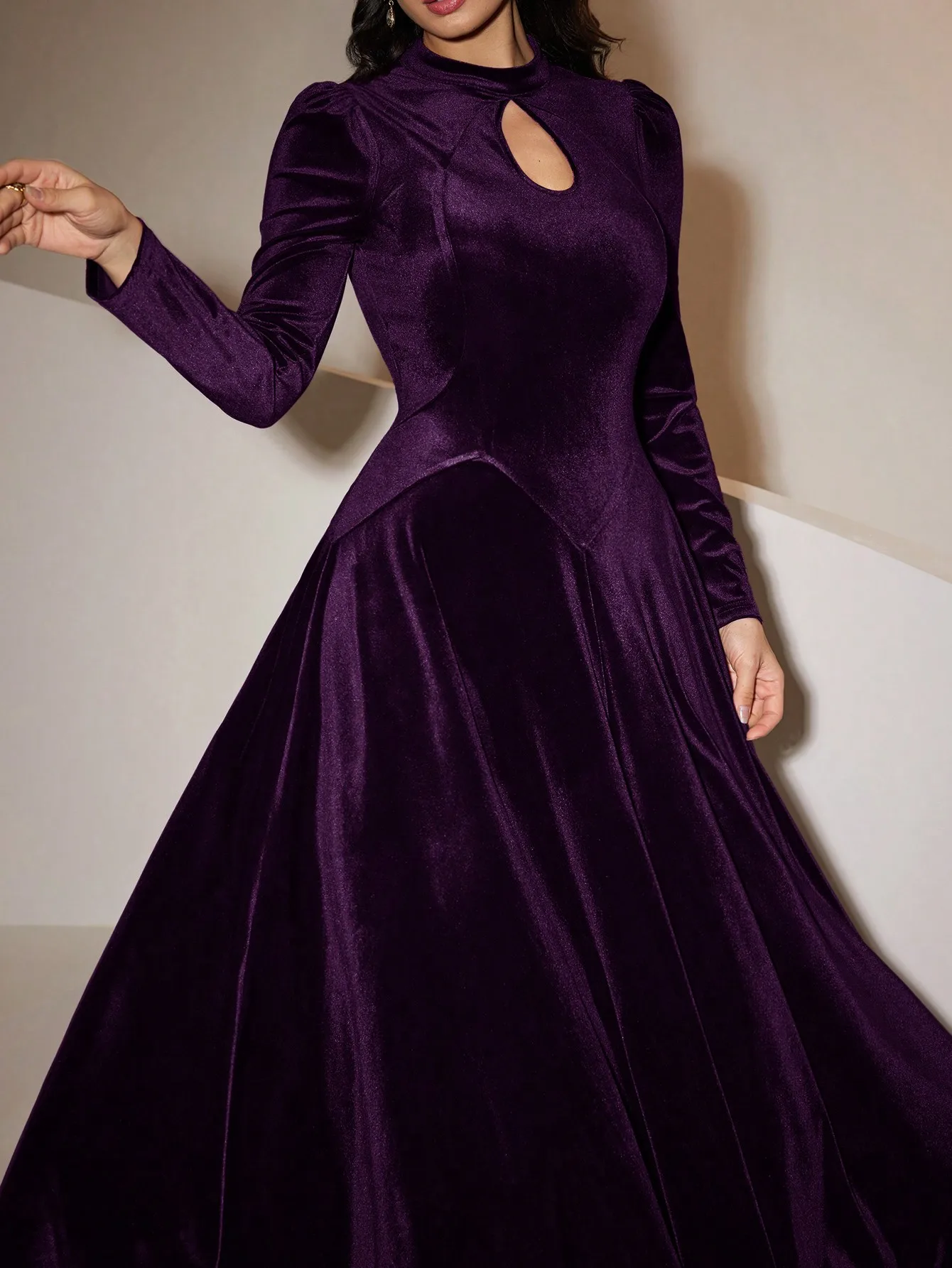 

Вечернее платье А-силуэта из темно-фиолетового бархата с длинными рукавами и вырезом-капелькой