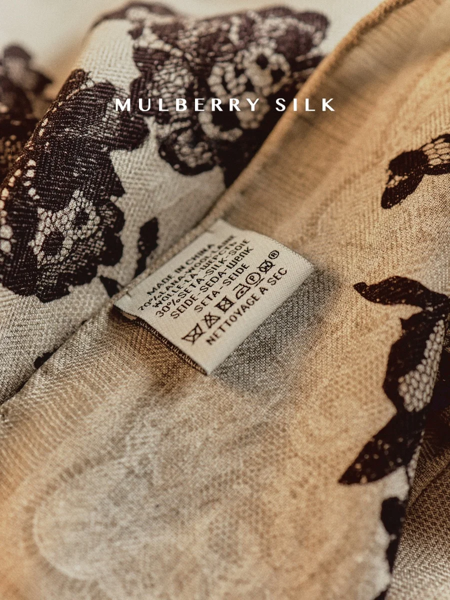 クラシックなプレッピースタイルのシルクウールスカーフ女性の秋冬ファッションネクタイスクエアスカーフ65センチメートル多機能幾何学模様