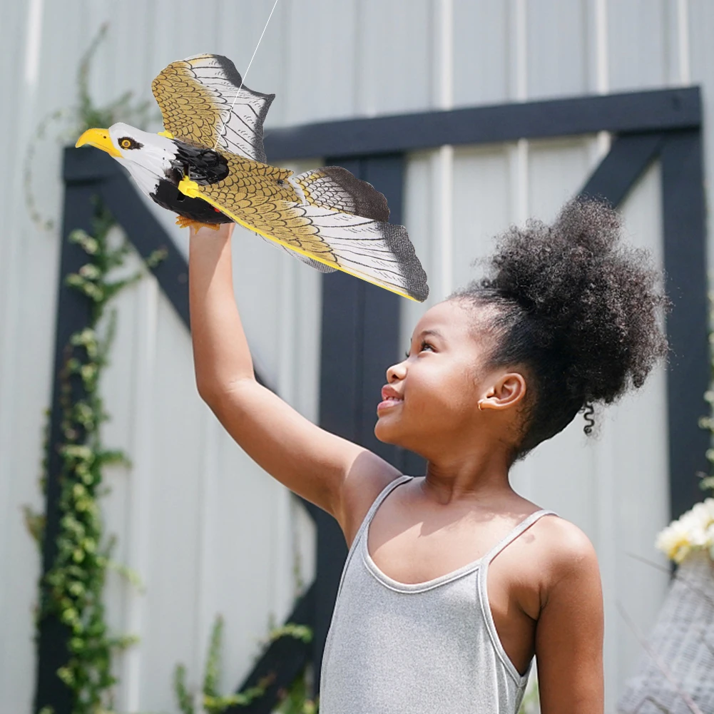 Juguete de águila colgante de techo eléctrico, luz y música, juguete interactivo de pájaro halcón sin batería, regalos, decoración de jardín