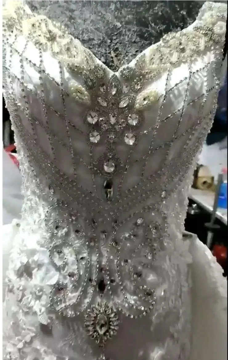 Vestido de novia de sirena blanco con cuello en V, cola de barrido de lentejuelas de cristal de encaje 3d con cuentas africanas brillantes de lujo personalizado, tren desmontable