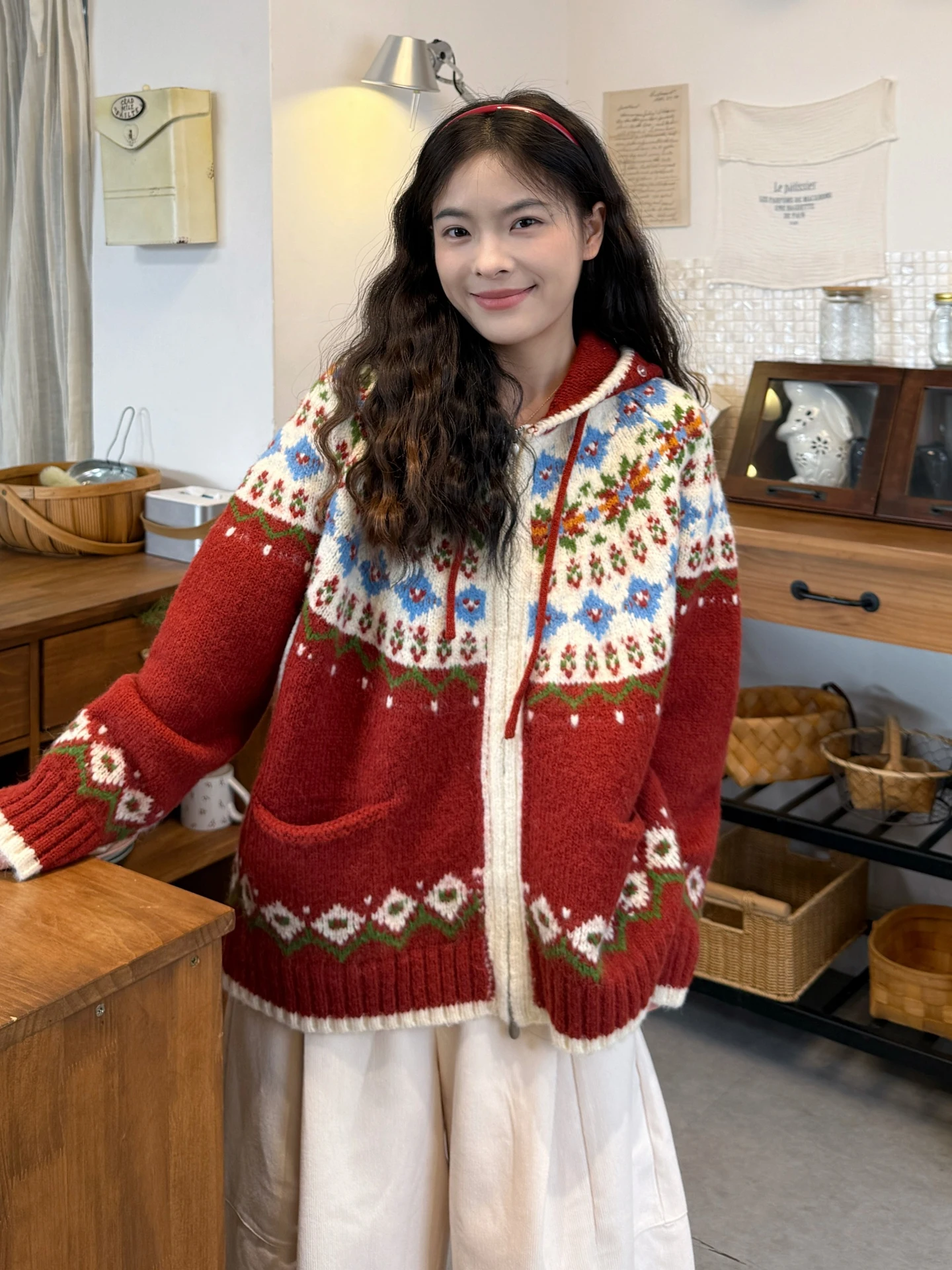 

Новинка! Женский вязаный кардиган Cisas Aosphere красного цвета, утепленный, осенне-зимний, больших размеров, свободного кроя, вязаный, на пуговицах.