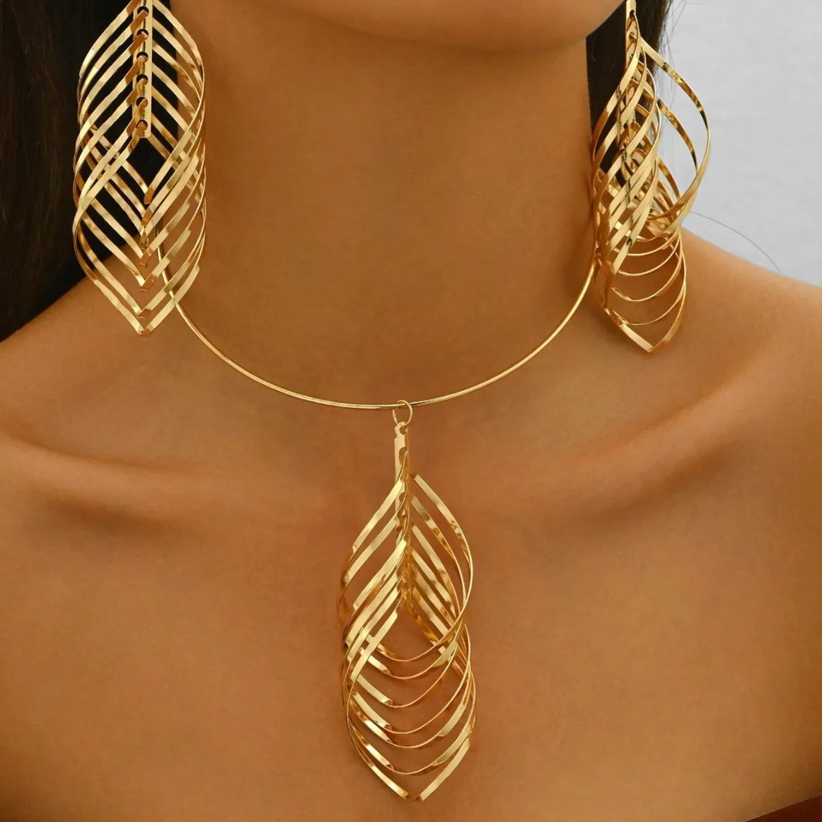 1 set of fashionable personalized niche earrings, fringed leaf collar set, light luxury and elegant jewelry for women