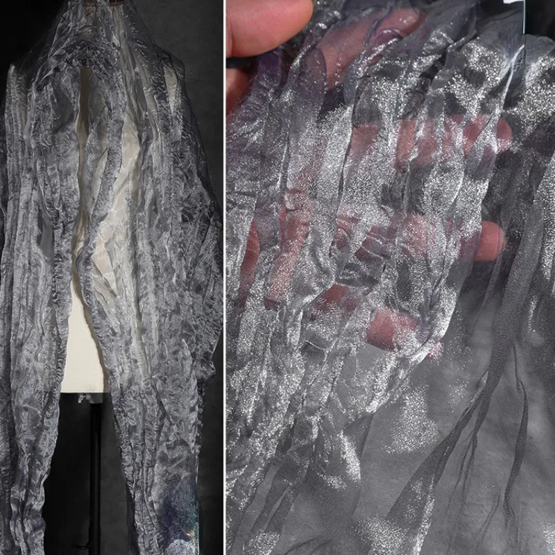 Srebrnoszary połysk wodny Pojedyncza skręcona tkanina siatkowa z plisowaną odblaskową organzą Tło Projekt odzieży Tkanina