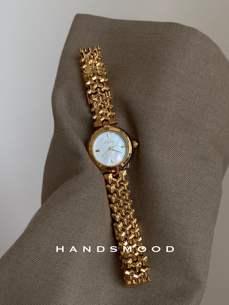 

Elegantwomen'swristwatchwitha stylishandversatiledesignandstrapahighquality luxury watch that makes a perfect gift for women.