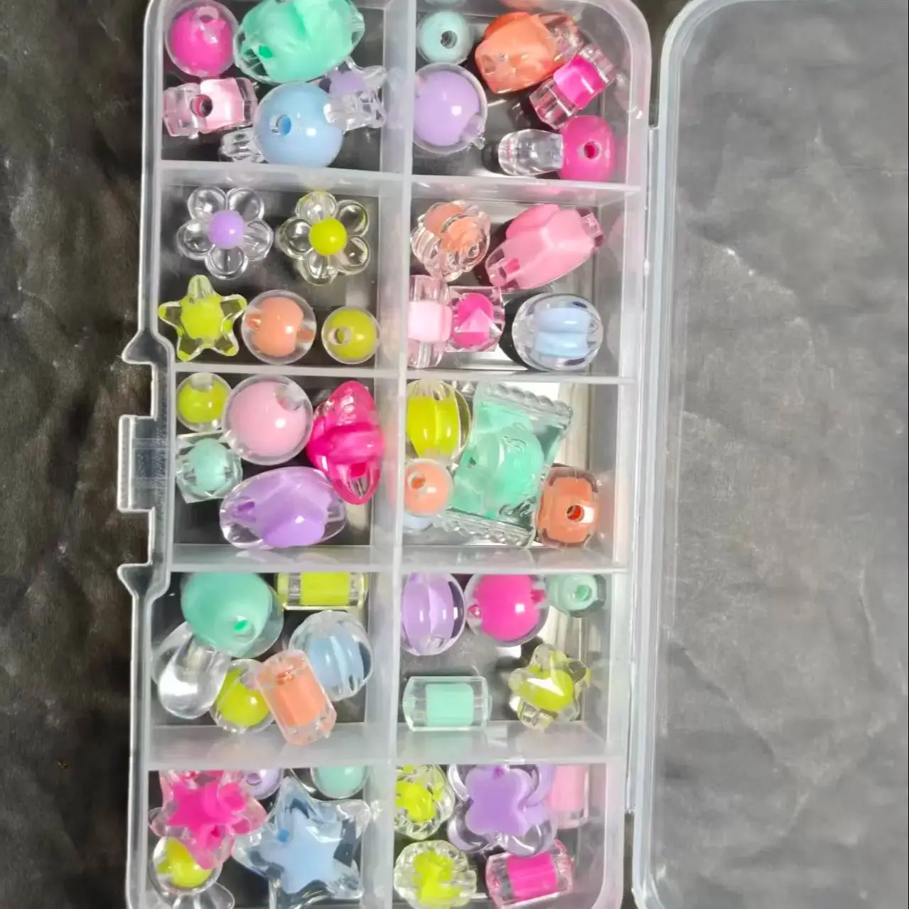 Przezroczyste zawieszki z koralików w pudełku do wyrobu biżuterii - kolorowe mieszane motyle, kwiaty, gwiazdy, króliki do samodzielnego tworzenia breloczków, bransoletek