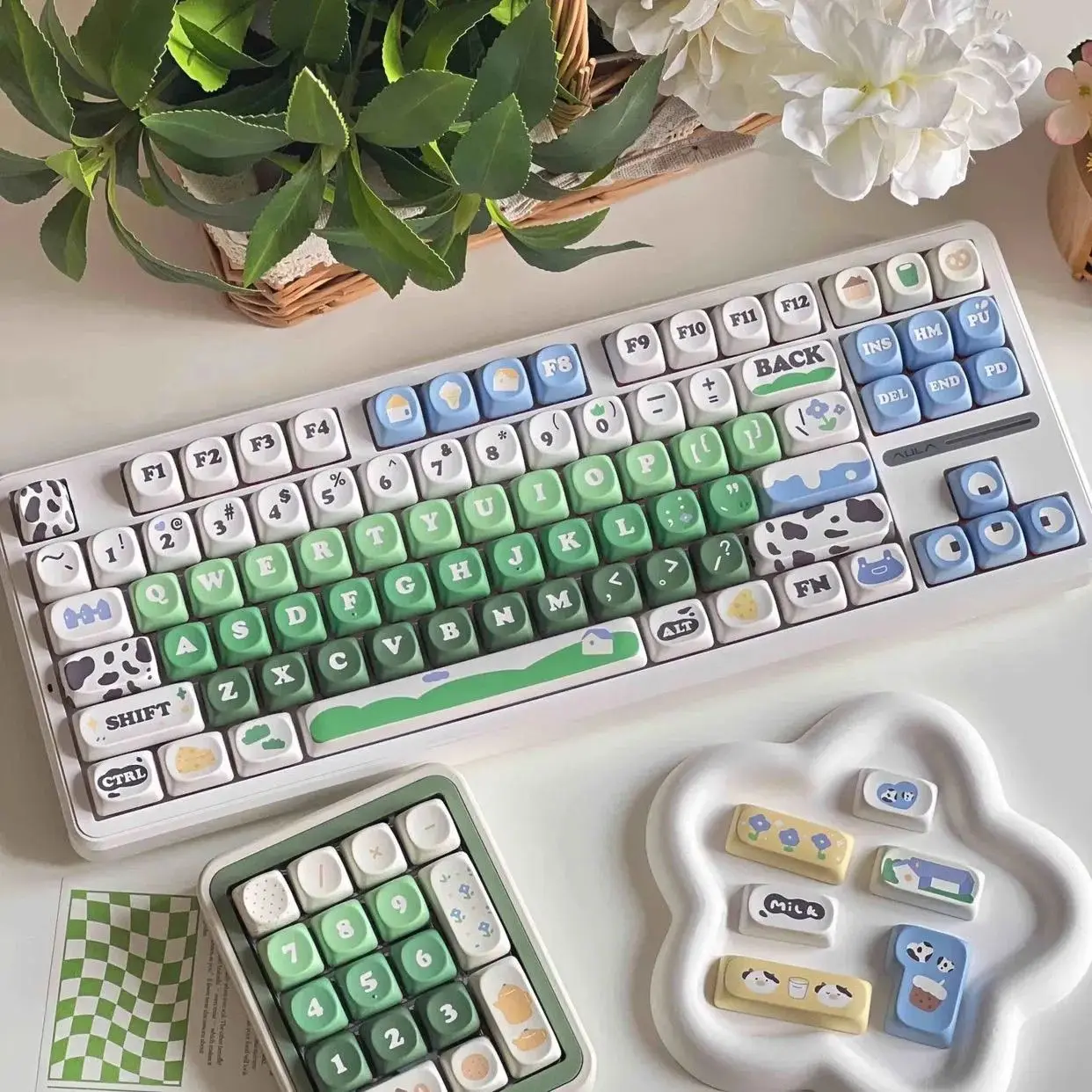

Cow Ranch MOA height PBT material sublimation personality cartoon white and green with high value replica keycaps cute