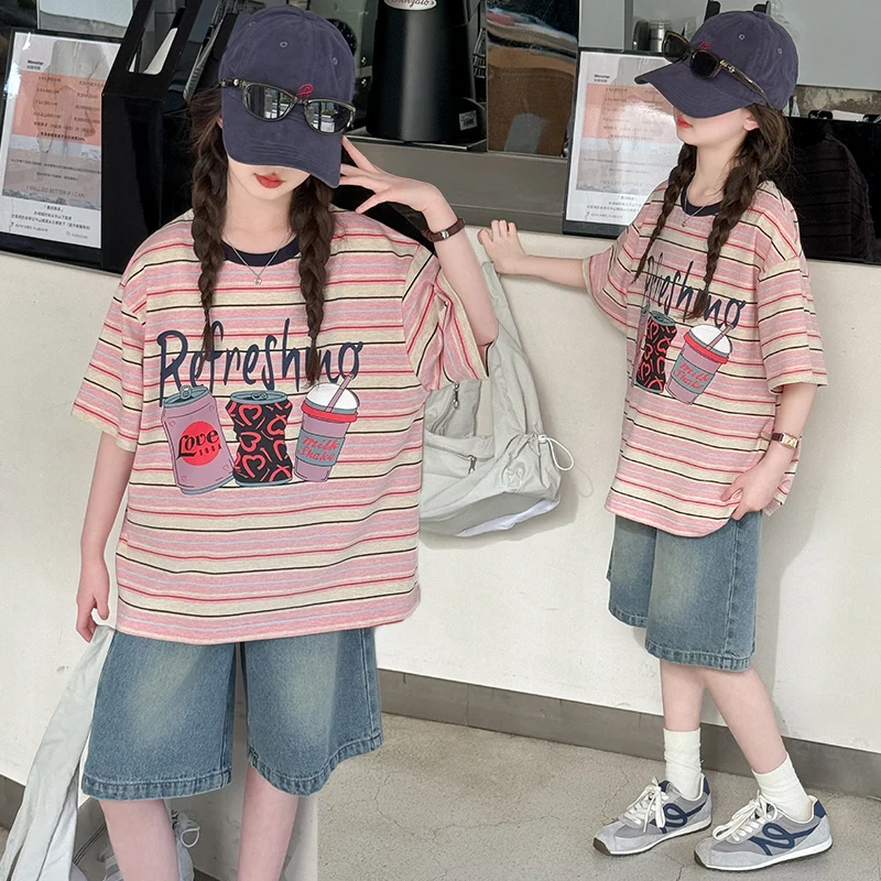 

Детский летний костюм для девочек 2026: милый комплект из футболки с мультяшным принтом и джинсовых шорт, две части