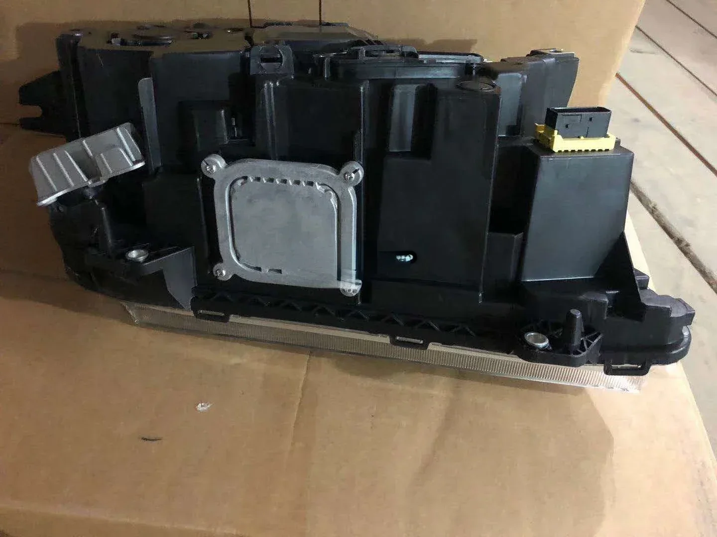

Hot sales For Volvo Truck Truck Pump Truck New Xenon Headlight 84170243 84170245