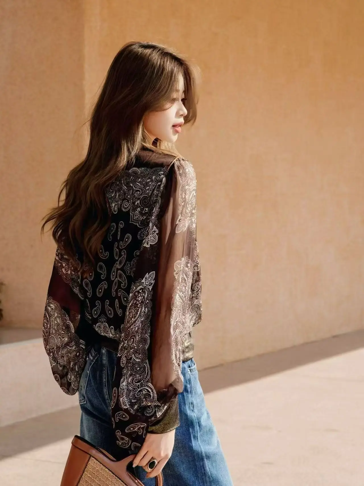 2026 Summer Designer's Retro V-neck Silk Fabric with Floral Flared Sleeves and Contrasting Colors Spliced Cuff Women's Shirt - view 6
