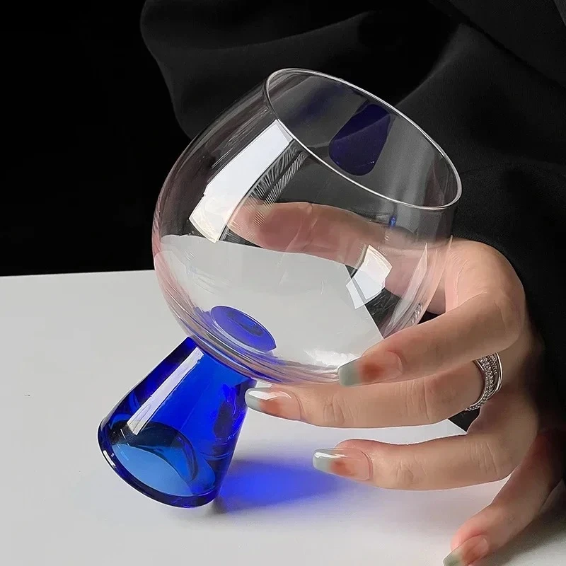 

Синяя основа, бокал для вина на высоких ножках, прозрачная стеклянная чашка, бокал для шампанского, чашка для сока, чаша для десерта, чашки для воды, чашка для вина