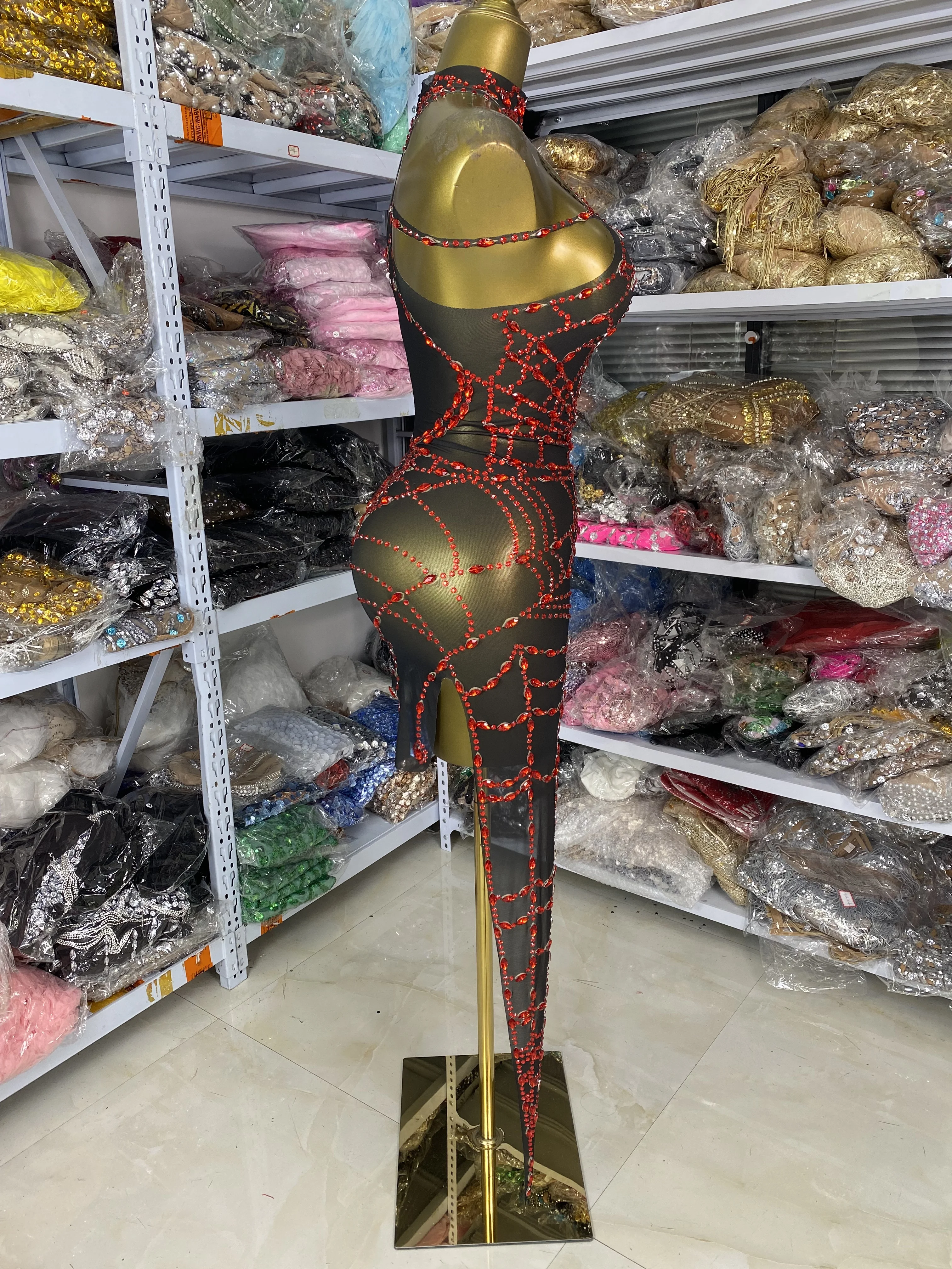 جديد مصمم الراين شبكة قطع غير المتماثلة Bodycon انظر من خلال فستان ملهى ليلي فستان سهرة K-pop أزياء الأداء