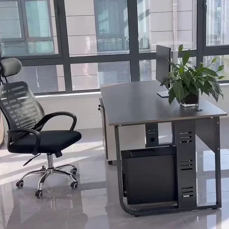 

Минималистичный современный офисный стол руководителя и сочетание стульев