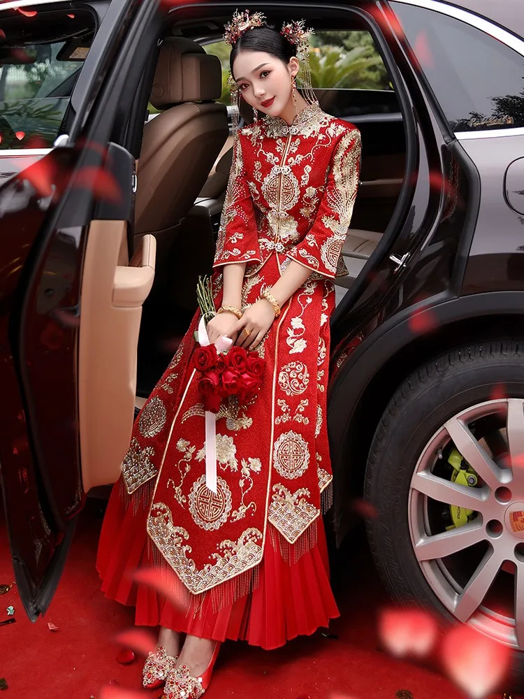 The bride's new Chinese-style wedding dress toasting gown girl in a dragon and phoenix