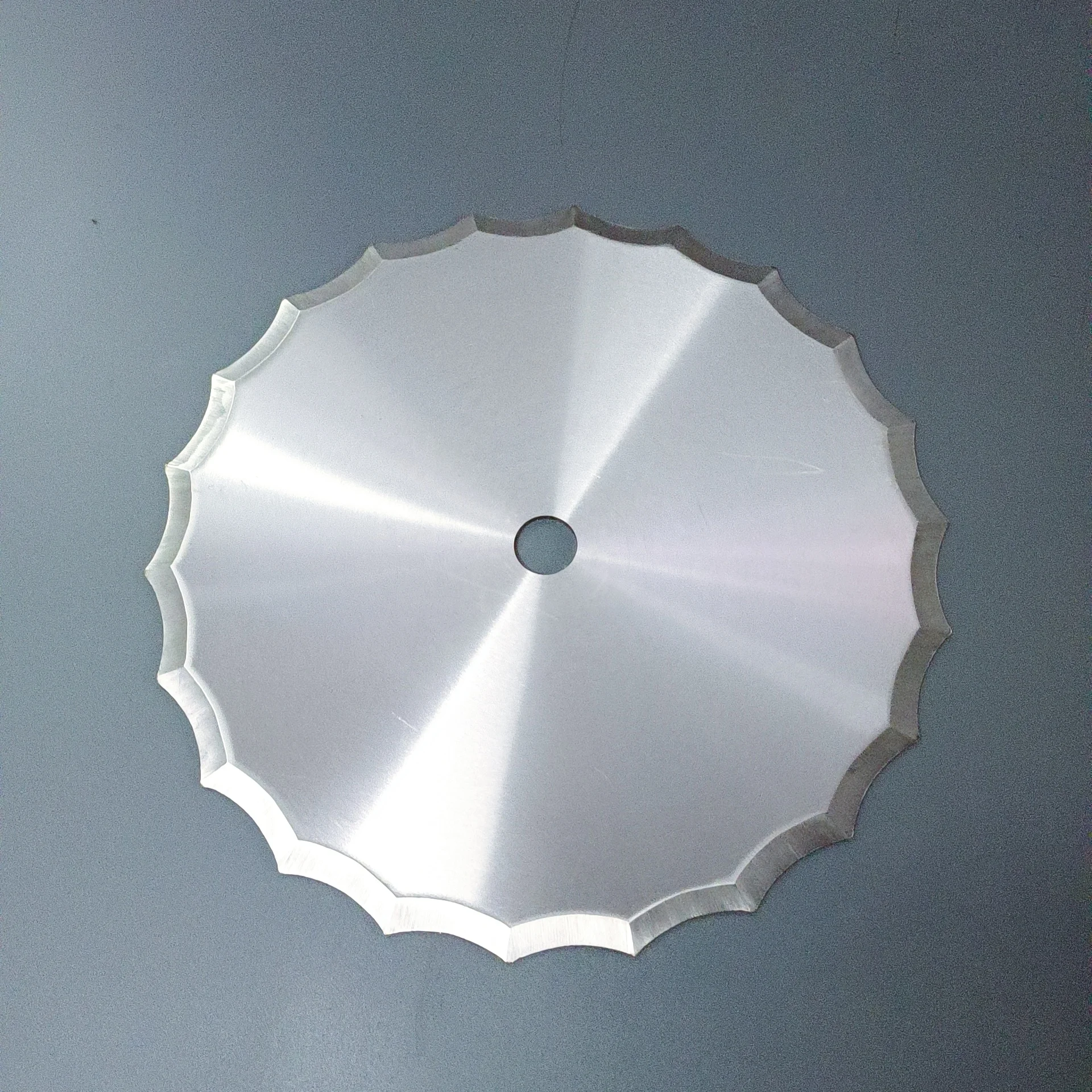 

Good Hardness Circular Round Blades Cutter Saw Knife Serrated Slicer Blade Cutting Tube on the Machine