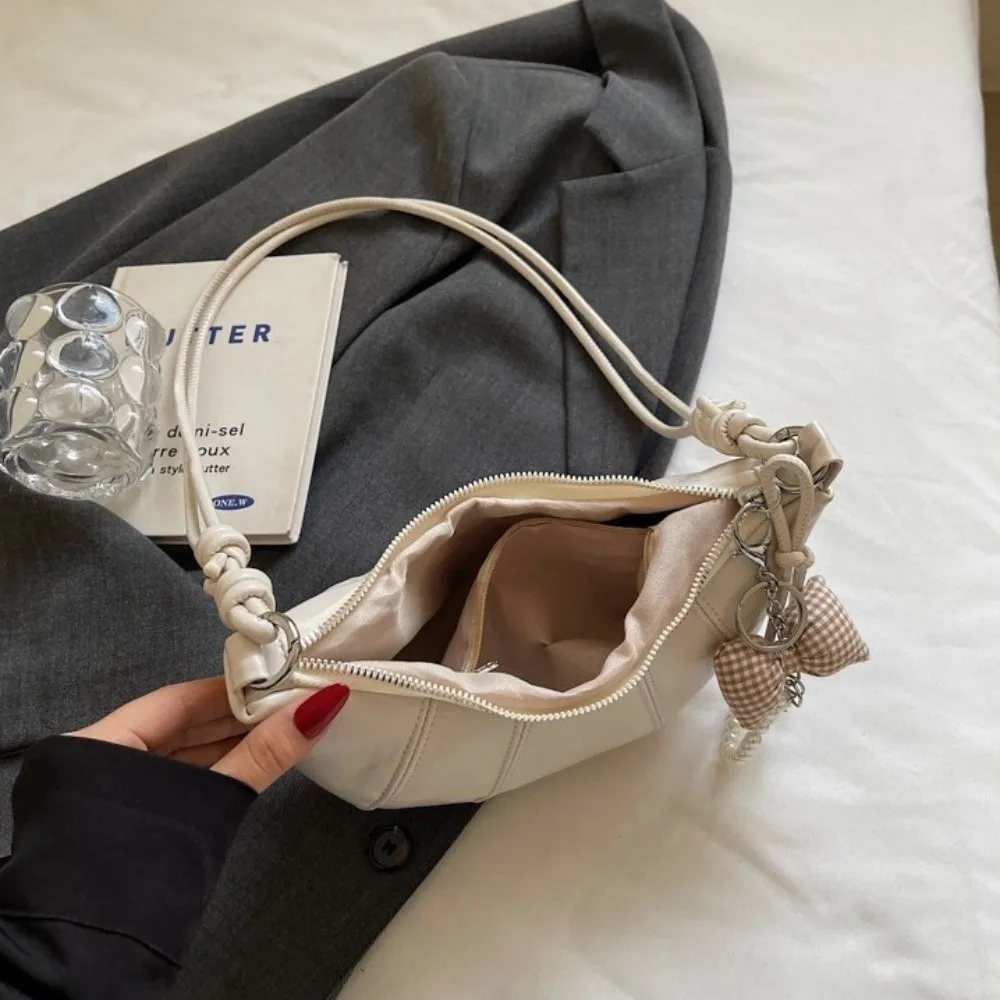 Elegant Croissant กระเป๋าสะพาย Bowknot Pearl จี้สไตล์เกาหลี Underarm Dumpling กระเป๋าหนัง PU สีทึบกระเป๋า Crossbody