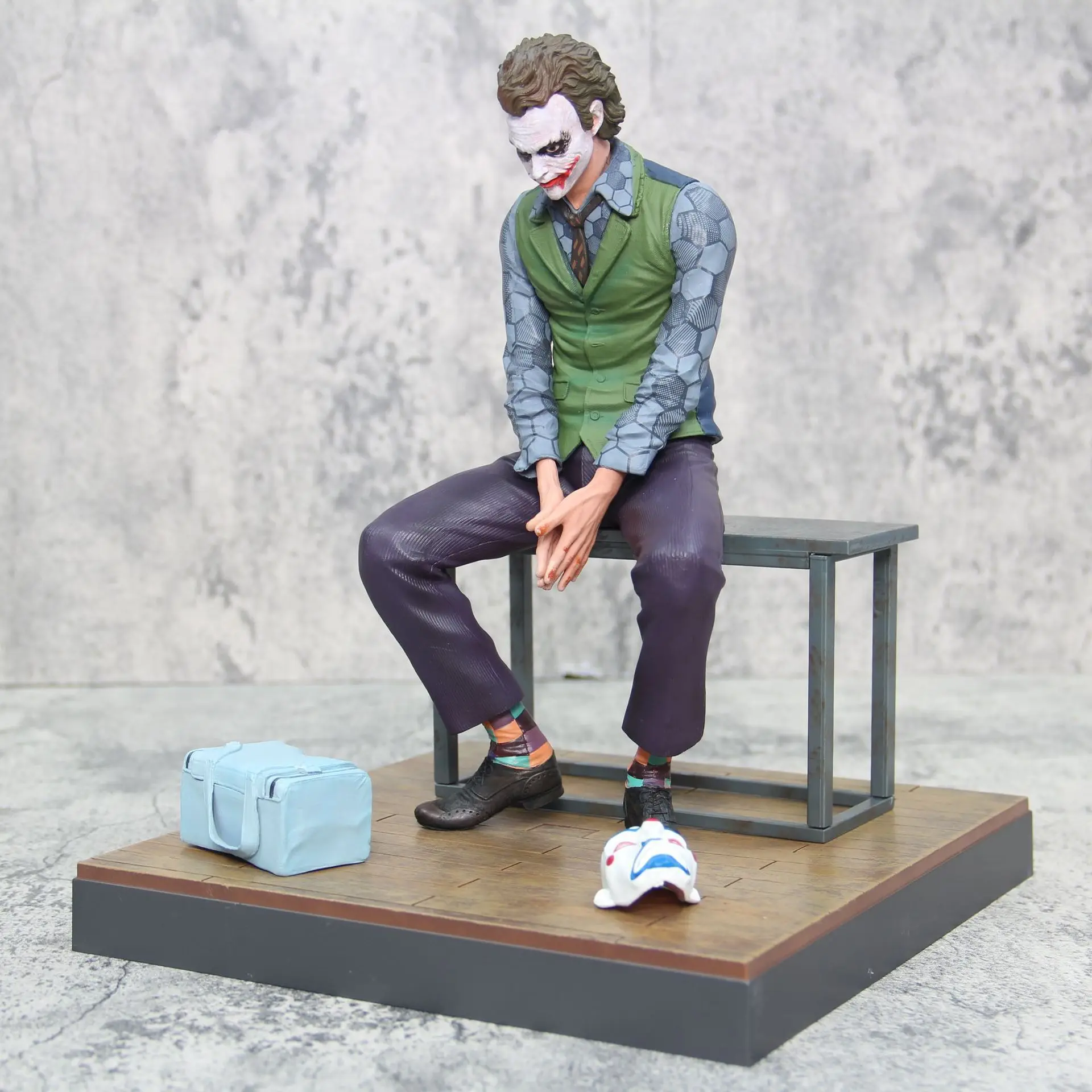 

27cm Heath Ledger Clown Sitting Anime Figurine Doll Joker Dc Pop Marvel Dark Knight Version Model Desktop Car Ornament Toy Gifts