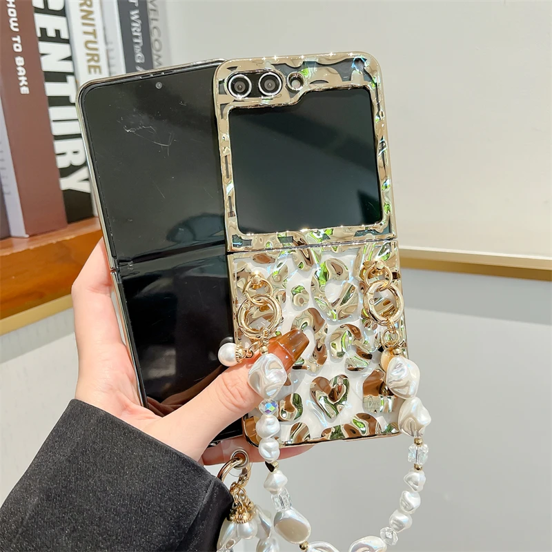 Luxury Gold Leopard Print Phone Case For Samsung Galaxy Z Flip 6 5 4 3 Flip5 Flip4 Flip6 5G Cover with Chain Silicone Cases Capa